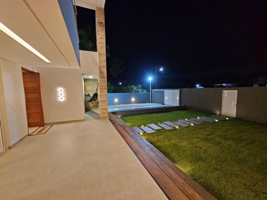 Piscina aquecida, 5 suítes e pé na areia com vista espetacular!!