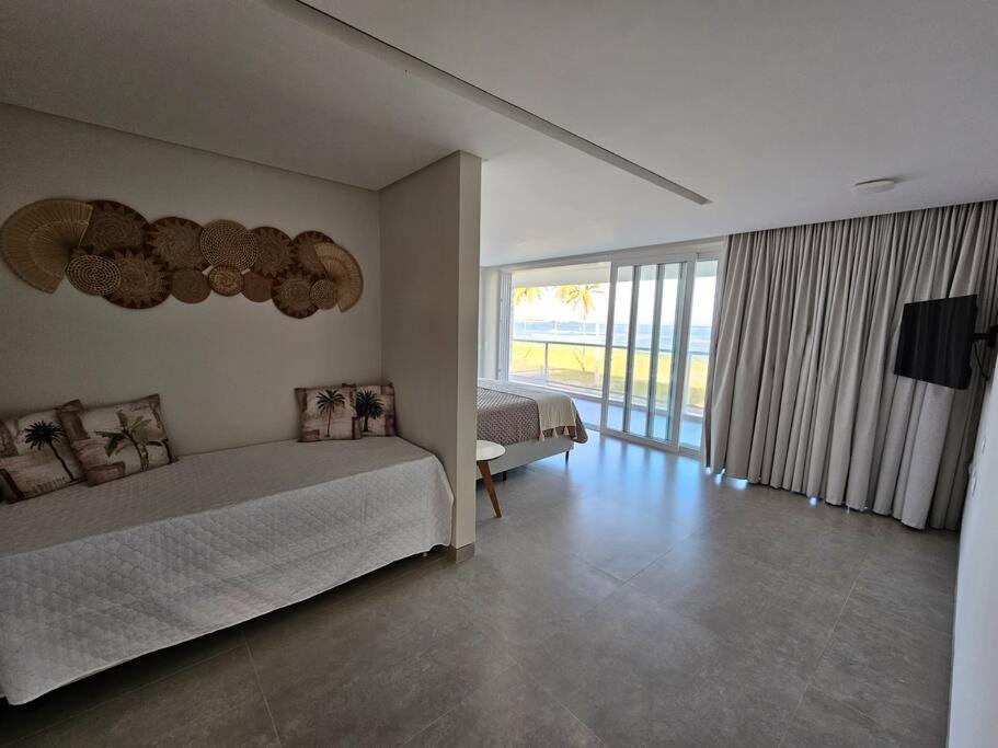 Piscina aquecida, 5 suítes e pé na areia com vista espetacular!!