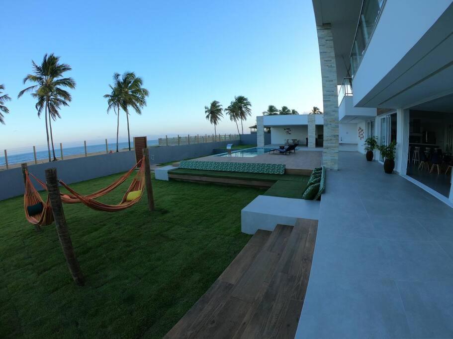 Piscina aquecida, 5 suítes e pé na areia com vista espetacular!!