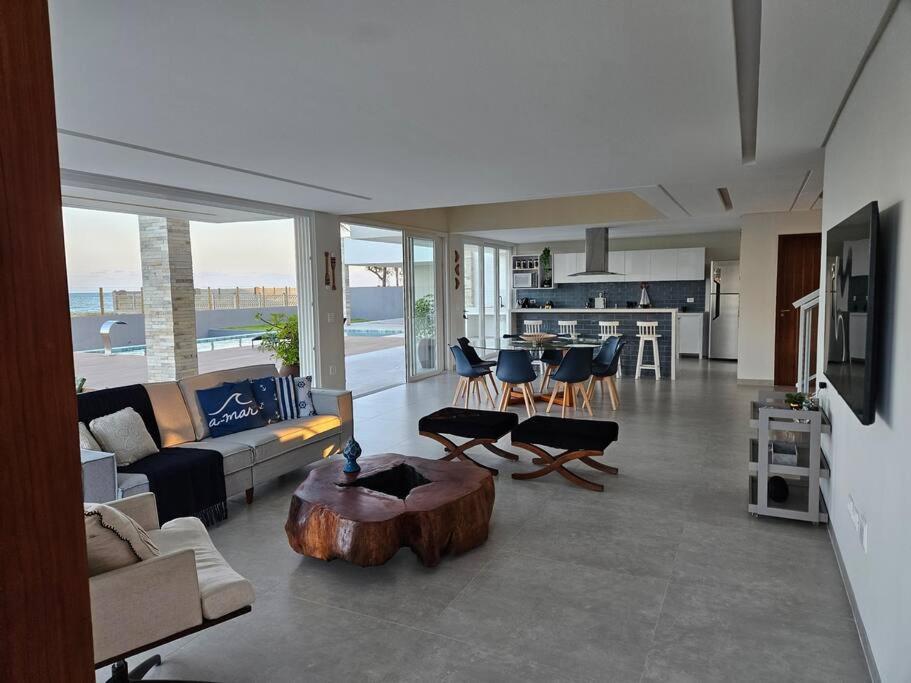 Piscina aquecida, 5 suítes e pé na areia com vista espetacular!!
