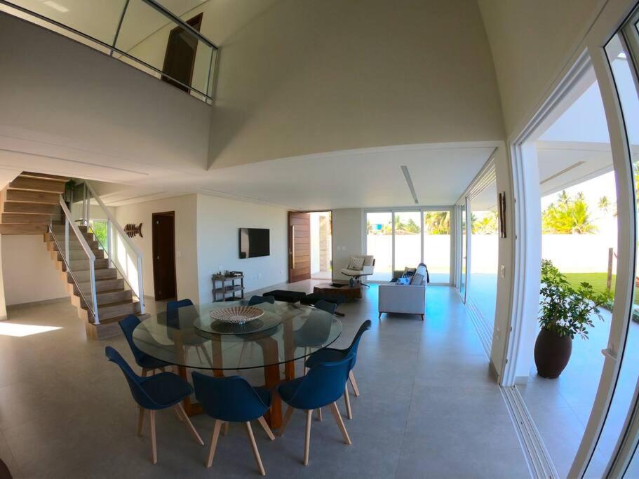 Piscina aquecida, 5 suítes e pé na areia com vista espetacular!!
