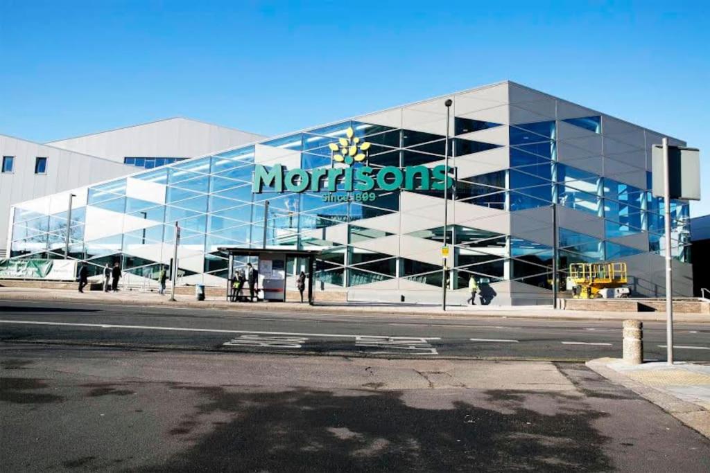 Spacious 3-Bedroom Apartment Near London Museum