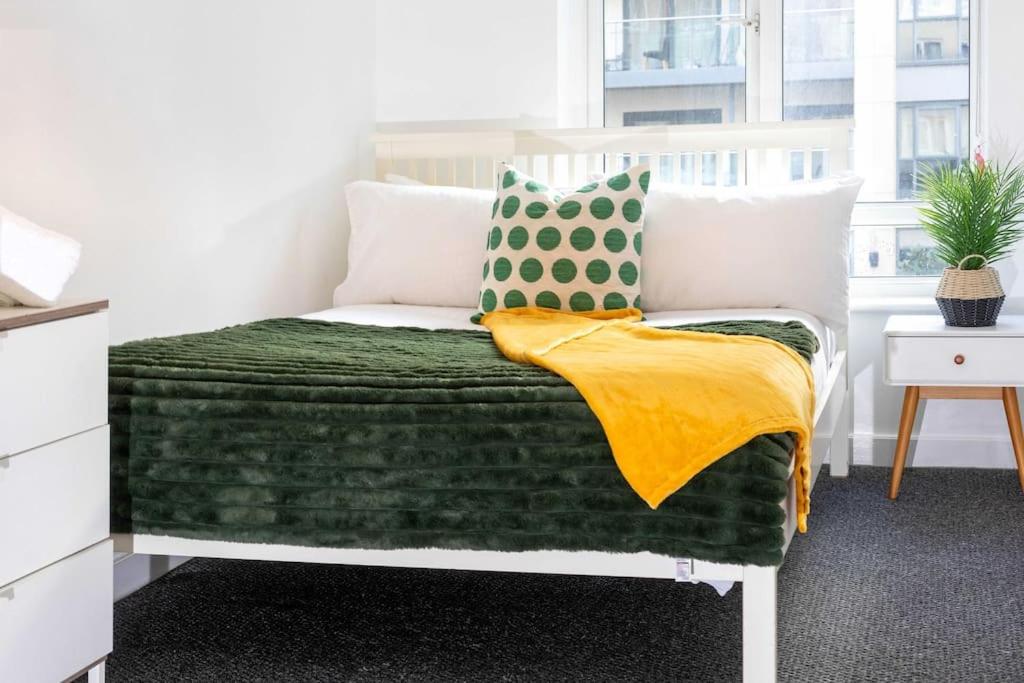 Spacious 3-Bedroom Apartment Near London Museum