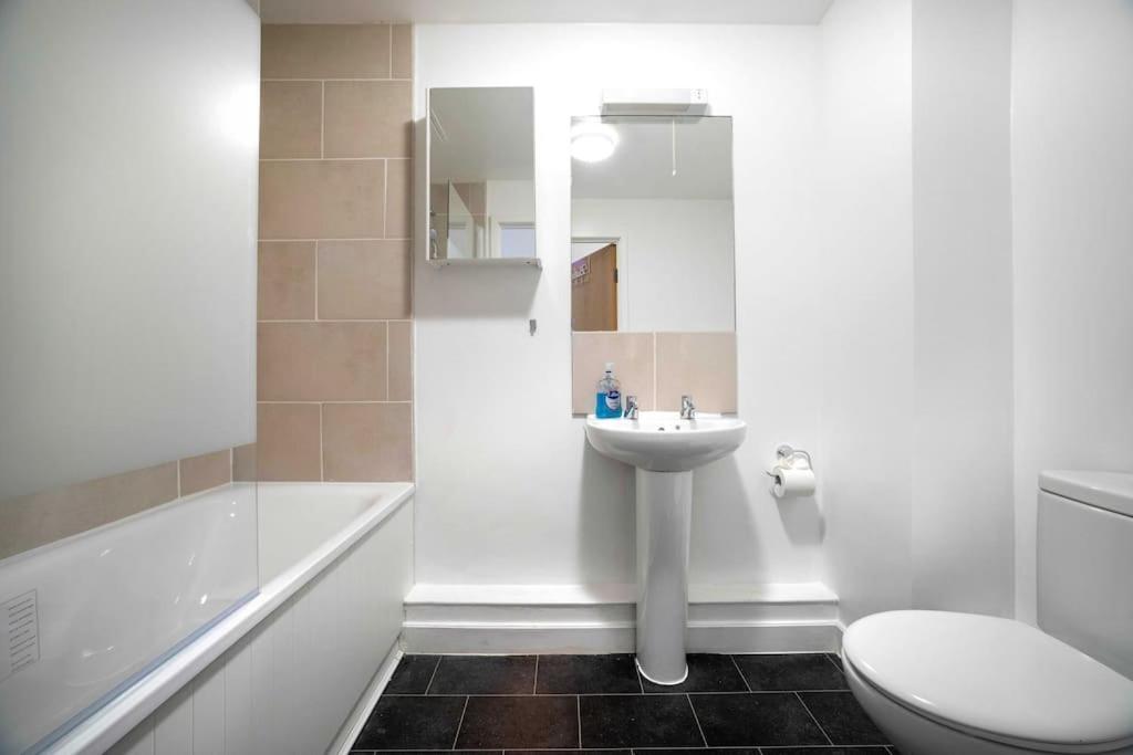 Spacious 3-Bedroom Apartment Near London Museum