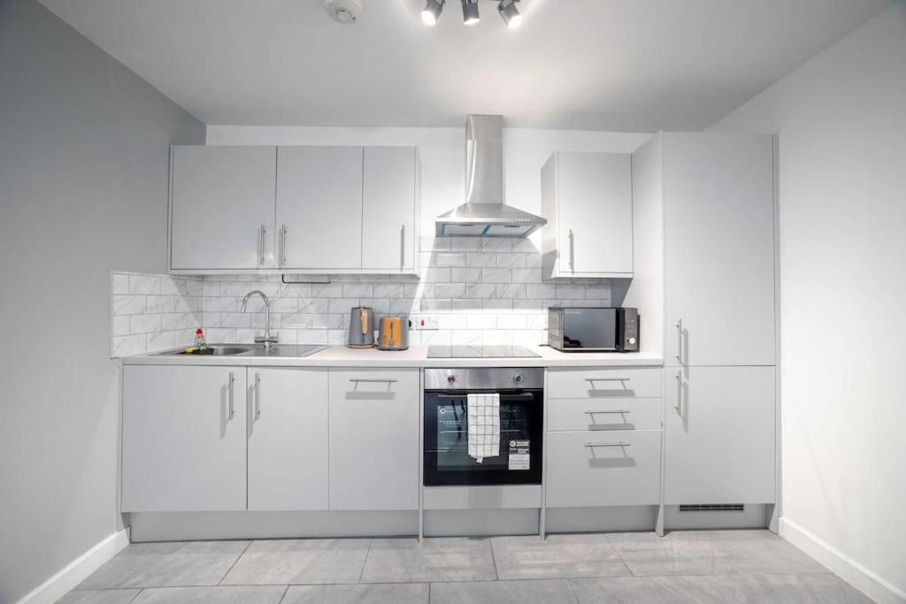 Spacious 3-Bedroom Apartment Near London Museum