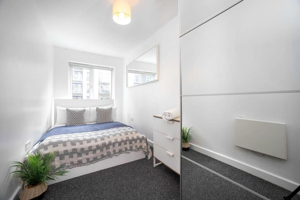 Spacious 3-Bedroom Apartment Near London Museum