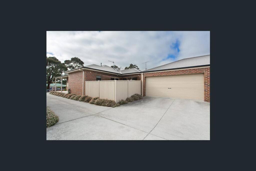 Comfortable 3-bedroom home with two car garage