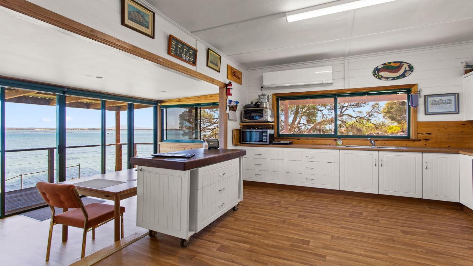 Kellidie Bliss Is Coffin Bay's Touch Of Paradise - Perfect Couples Retreat