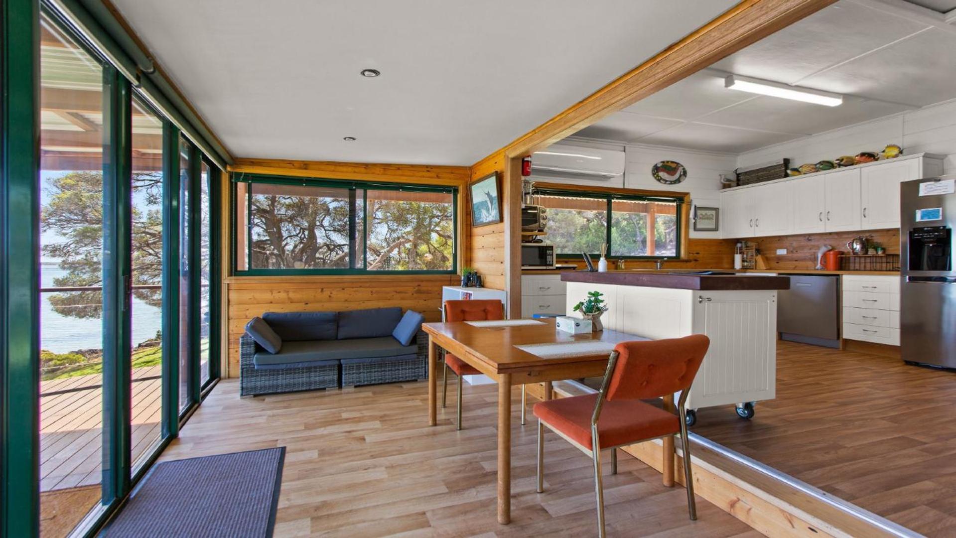 Kellidie Bliss Is Coffin Bay's Touch Of Paradise - Perfect Couples Retreat