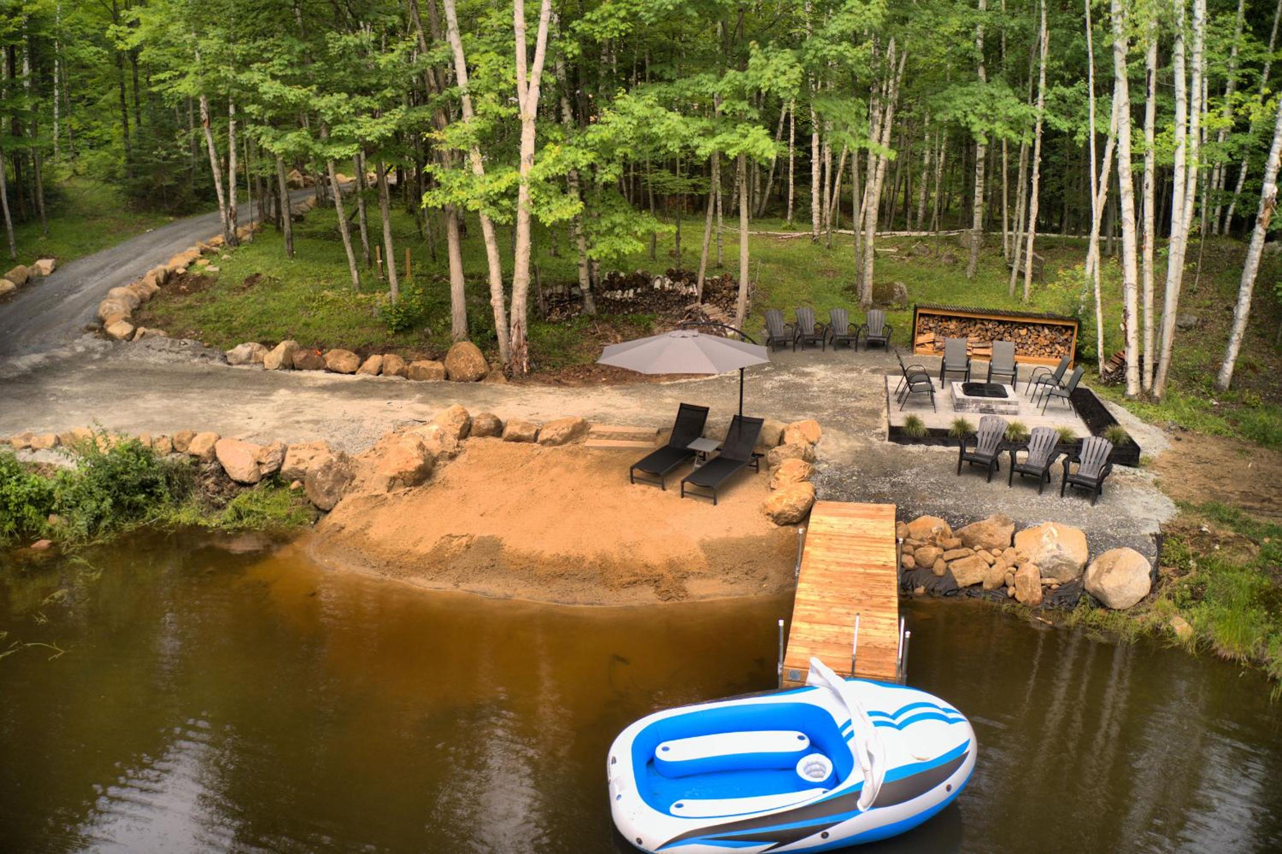 KALLM Mont-Tremblant luxury chalet with private beach, hot tub & pond on 7acre estate