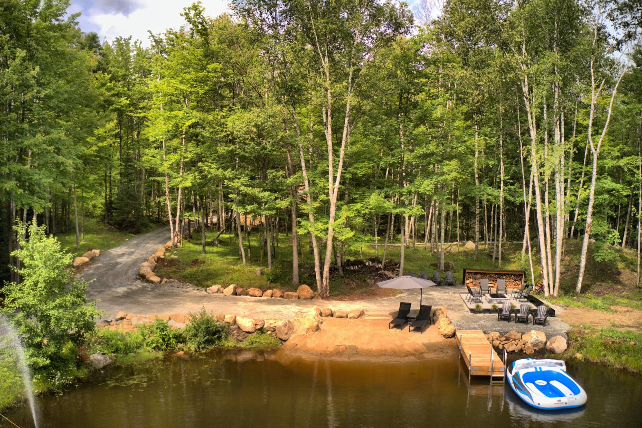 KALLM Mont-Tremblant luxury chalet with private beach, hot tub & pond on 7acre estate
