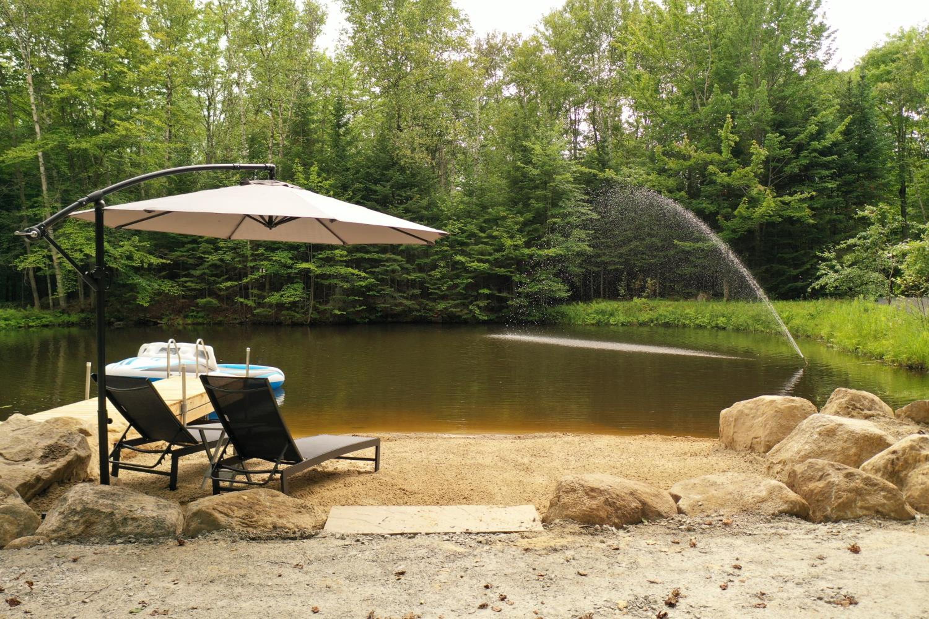 KALLM Mont-Tremblant luxury chalet with private beach, hot tub & pond on 7acre estate