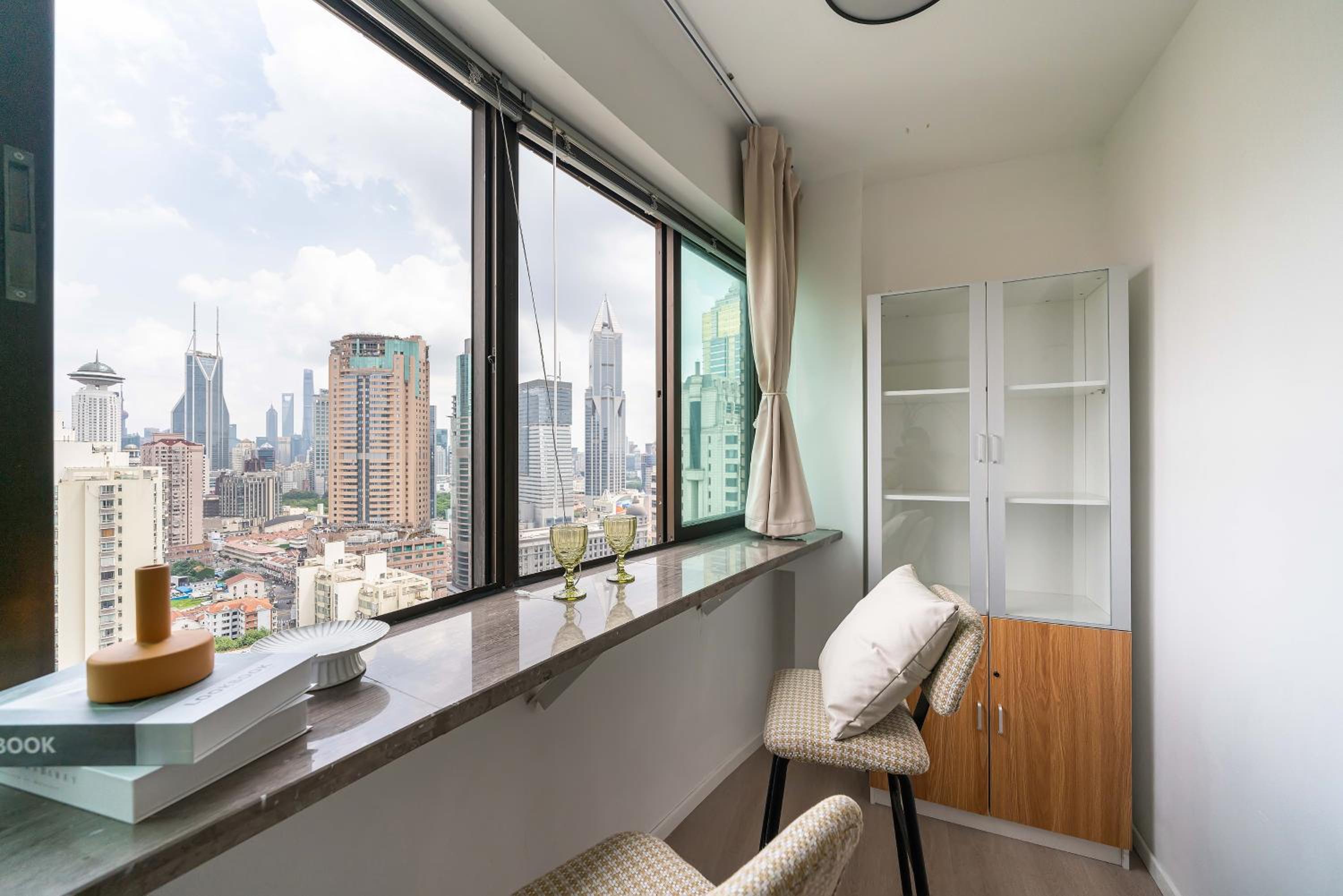 Yi Du Home with City View - Family Suite 500m to Nanjing West Rd Near People's Square -Credit Cards Accepted