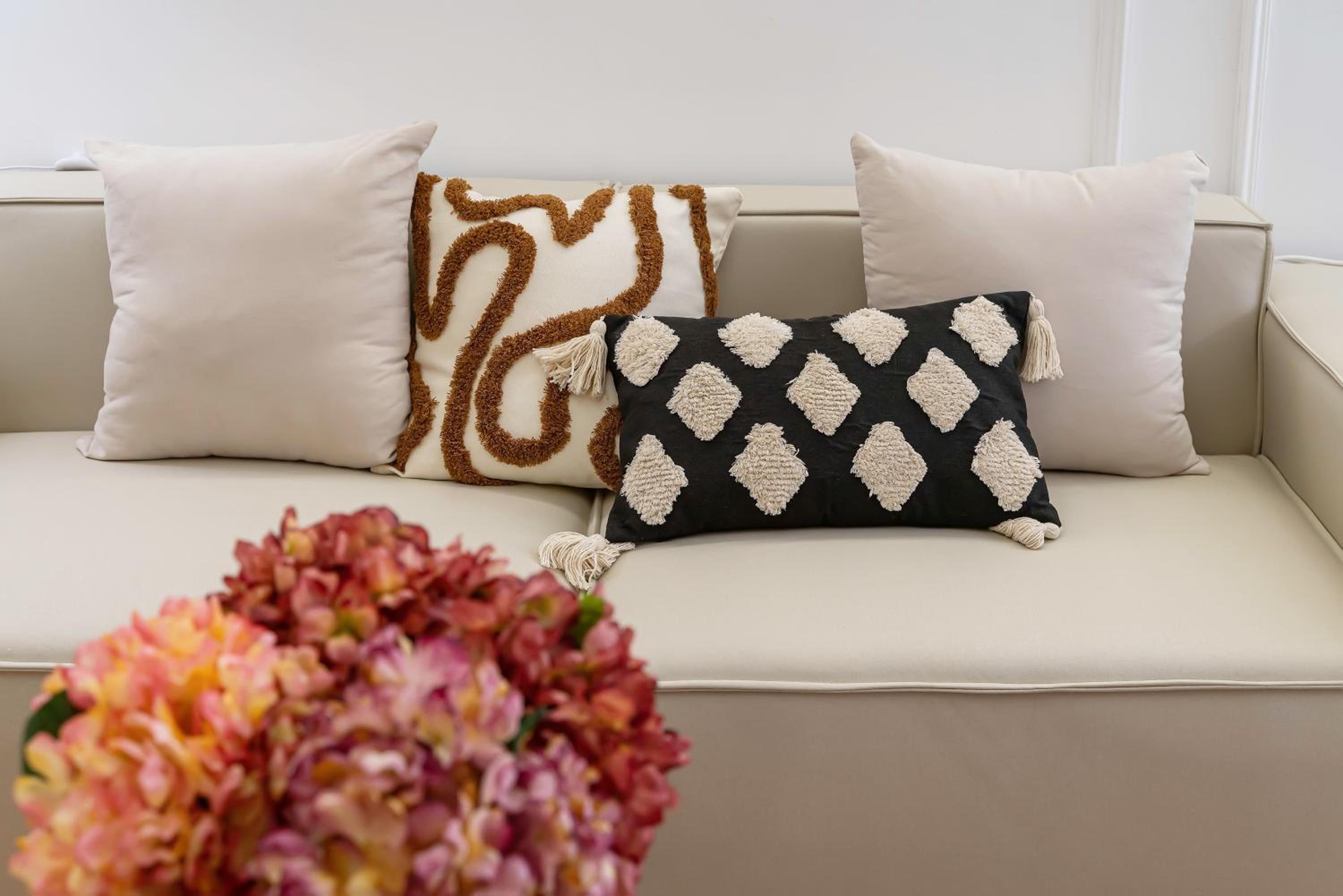 Yi Du Home with City View - Family Suite 500m to Nanjing West Rd Near People's Square -Credit Cards Accepted