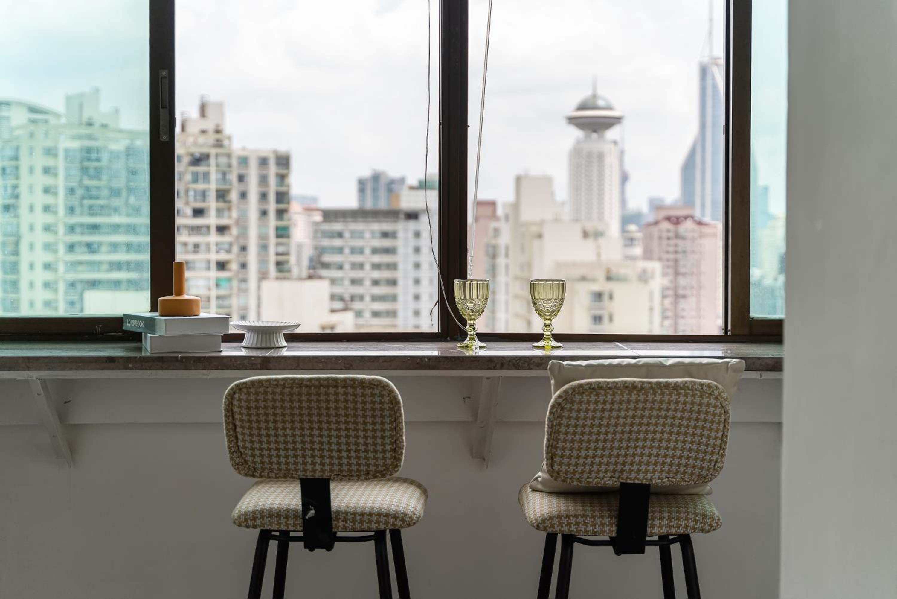Yi Du Home with City View - Family Suite 500m to Nanjing West Rd Near People's Square -Credit Cards Accepted
