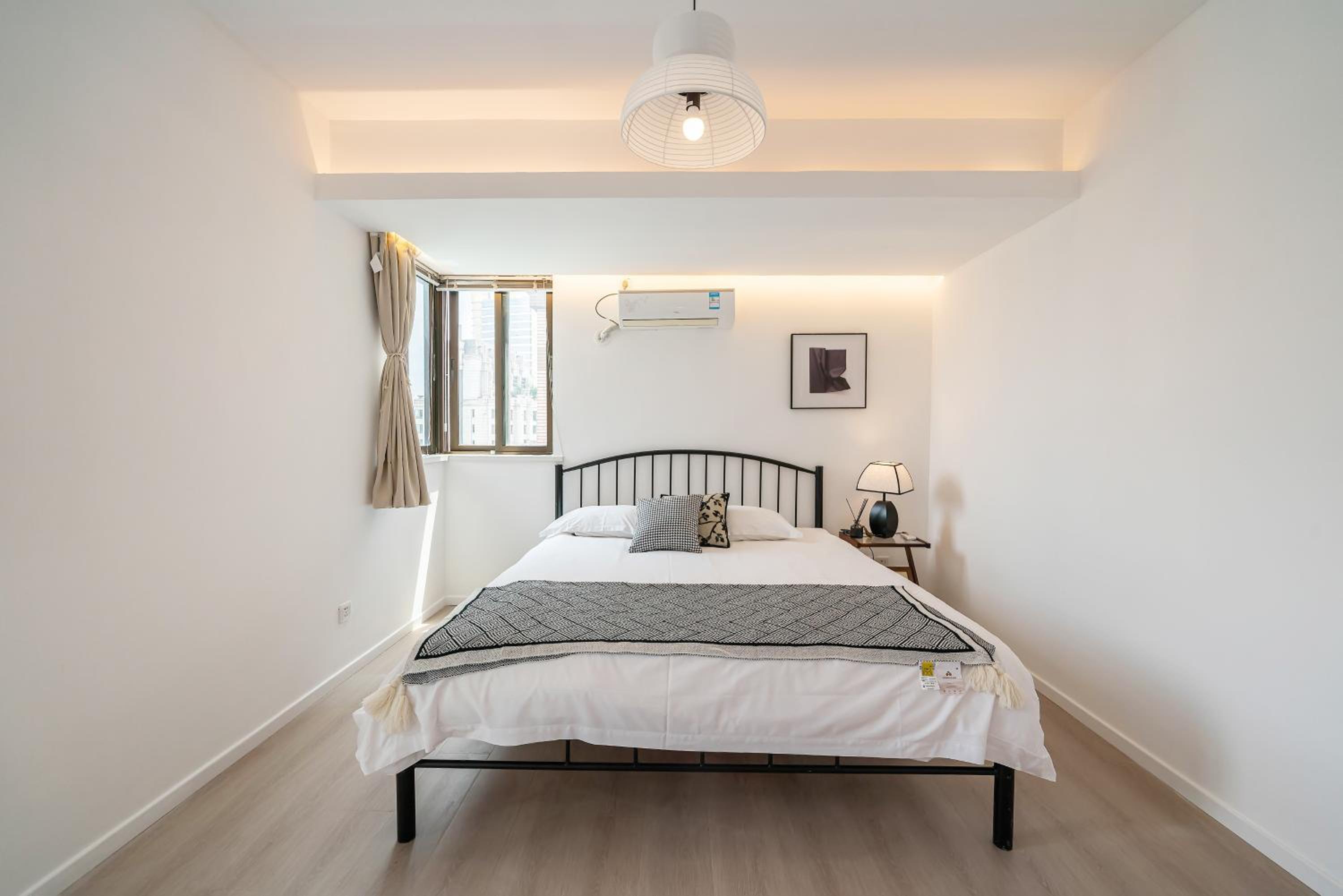 Yi Du Home with City View - Family Suite 500m to Nanjing West Rd Near People's Square -Credit Cards Accepted