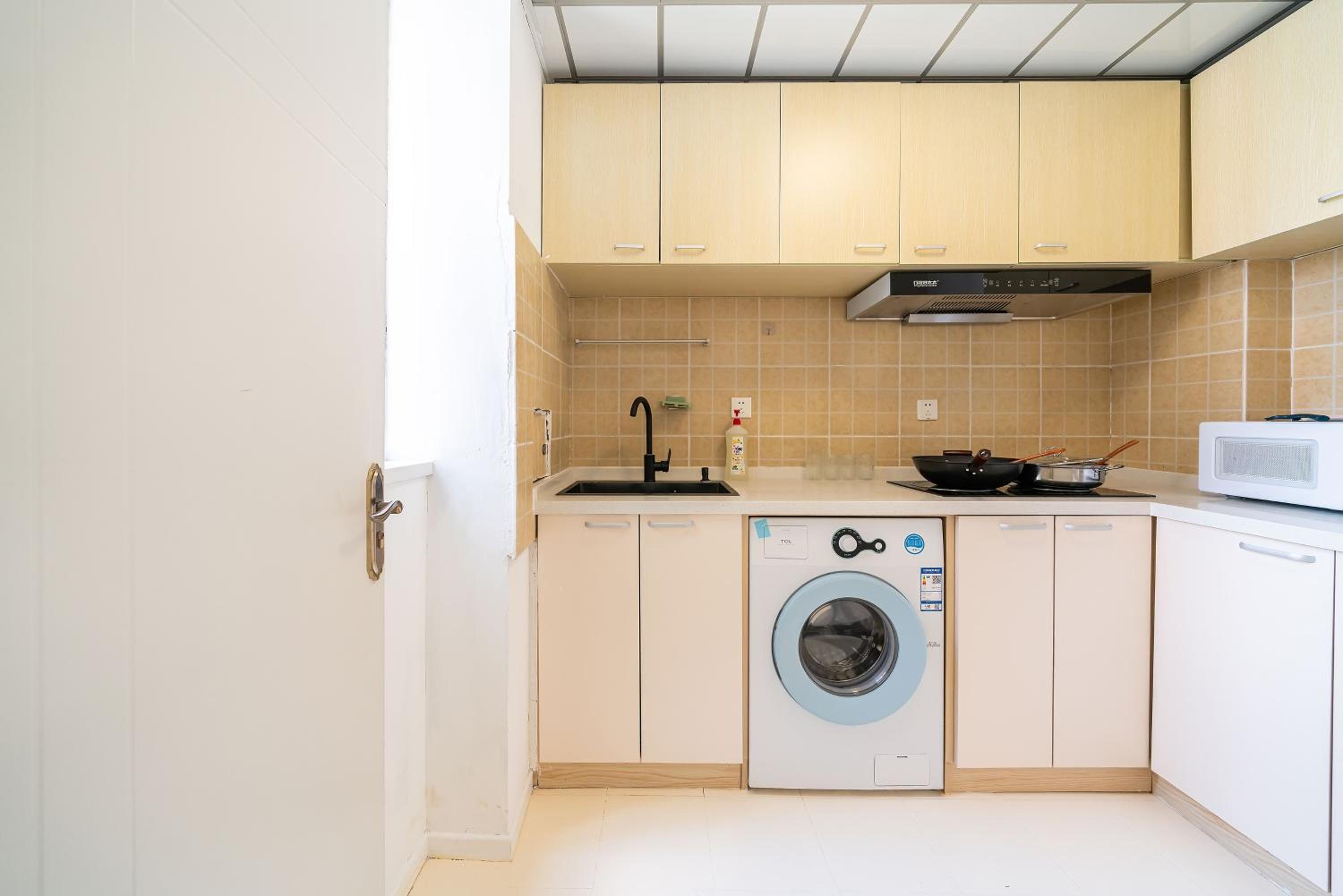 Yi Du Home with City View - Family Suite 500m to Nanjing West Rd Near People's Square -Credit Cards Accepted