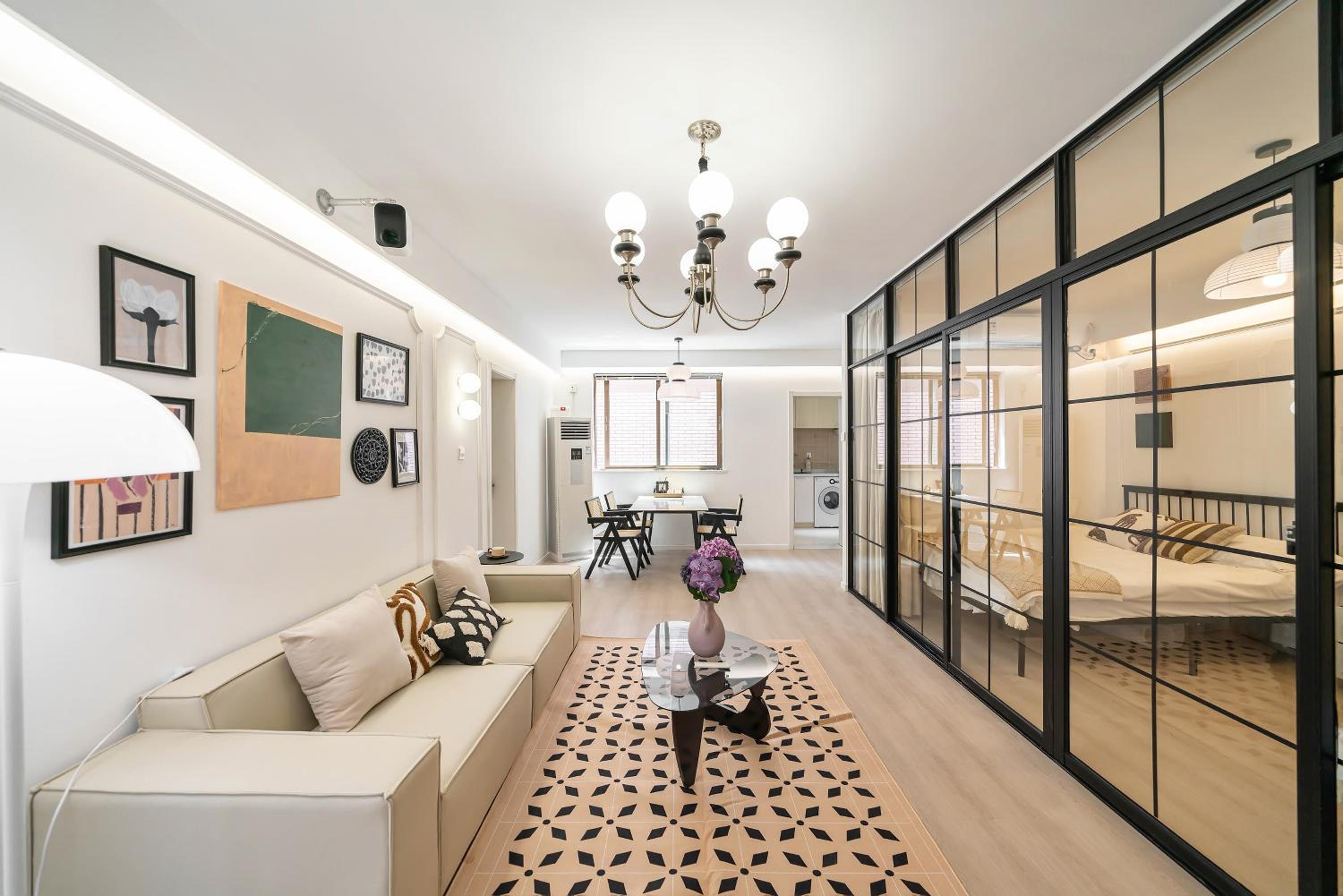 Yi Du Home with City View - Family Suite 500m to Nanjing West Rd Near People's Square -Credit Cards Accepted