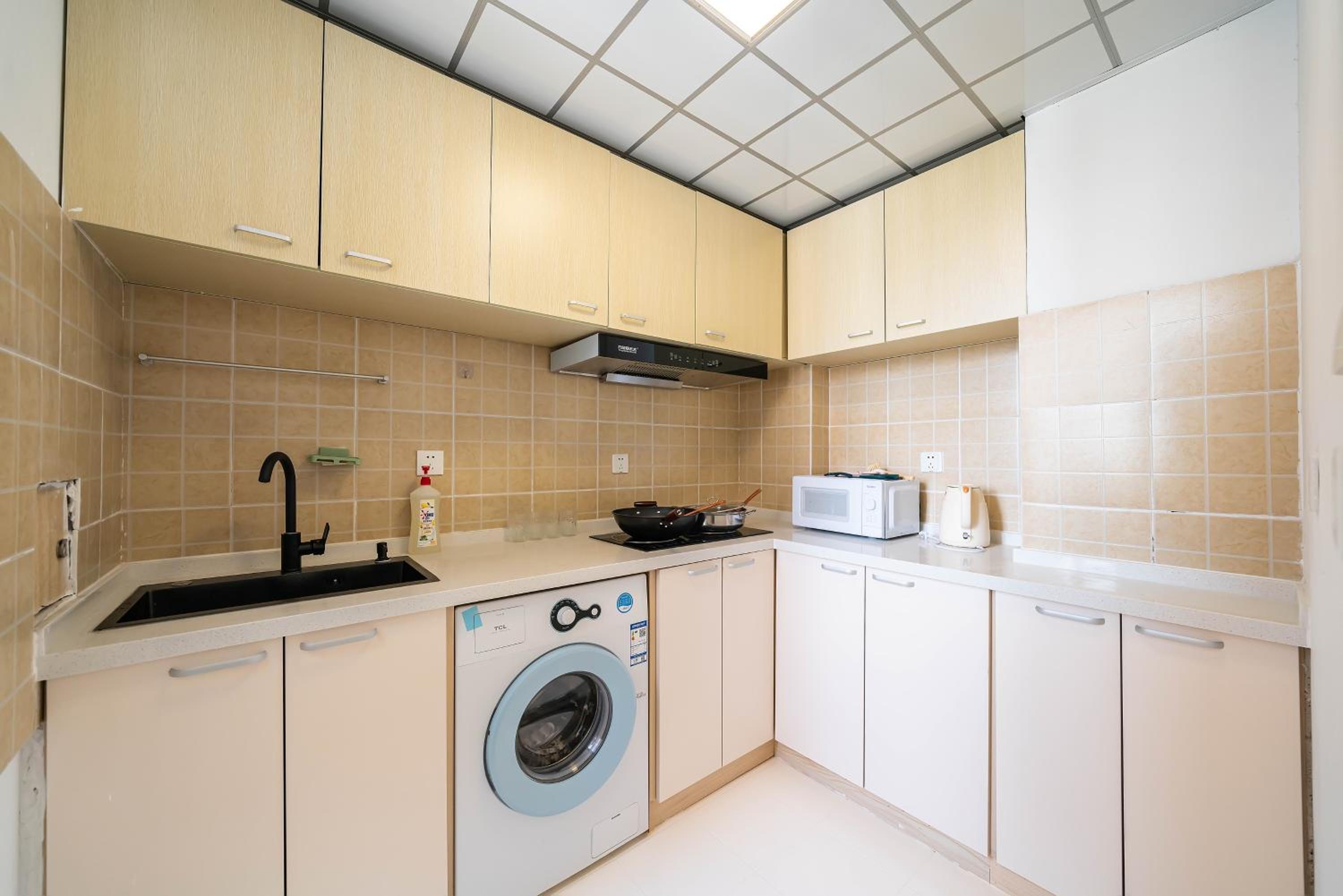 Yi Du Home with City View - Family Suite 500m to Nanjing West Rd Near People's Square -Credit Cards Accepted