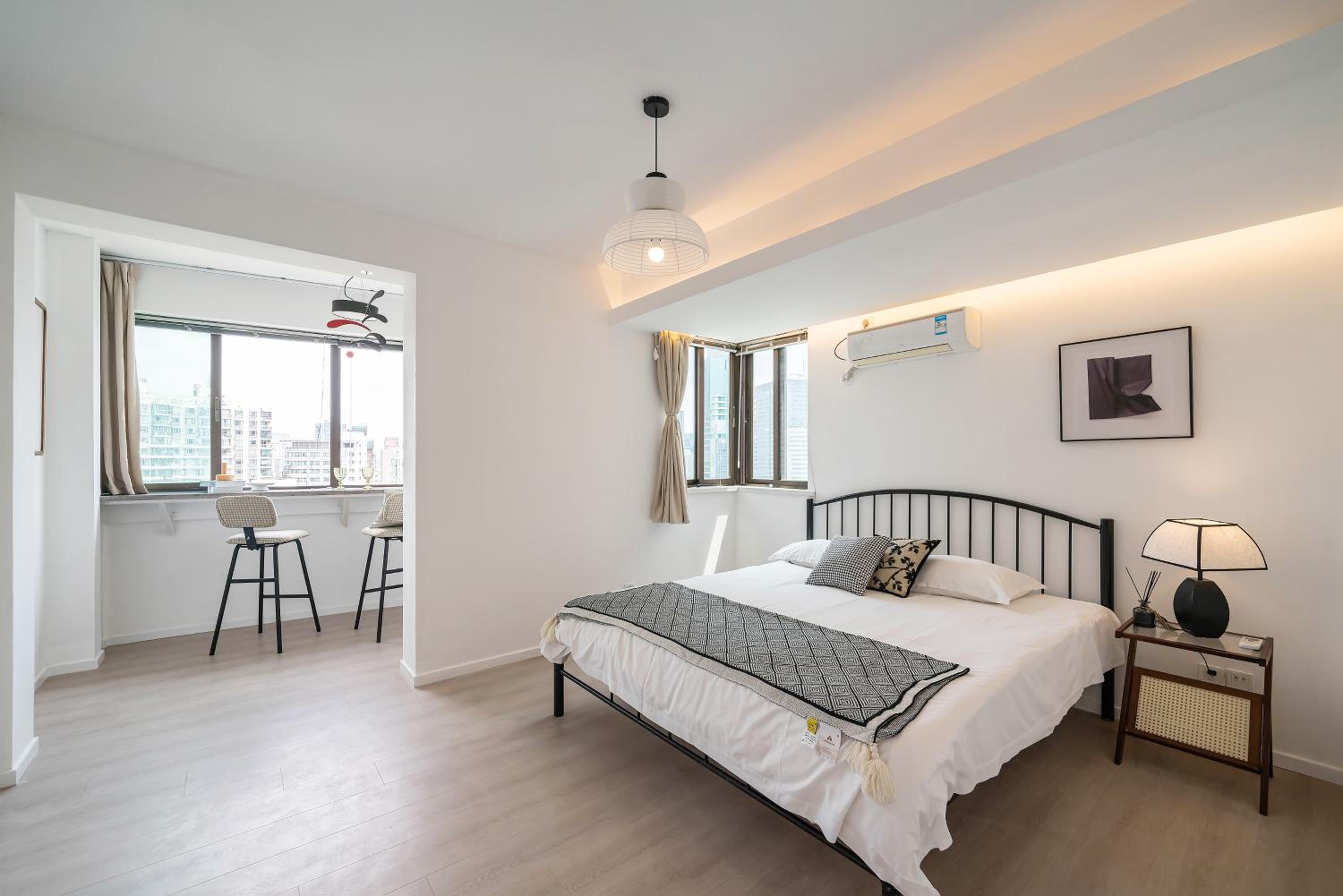 Yi Du Home with City View - Family Suite 500m to Nanjing West Rd Near People's Square -Credit Cards Accepted