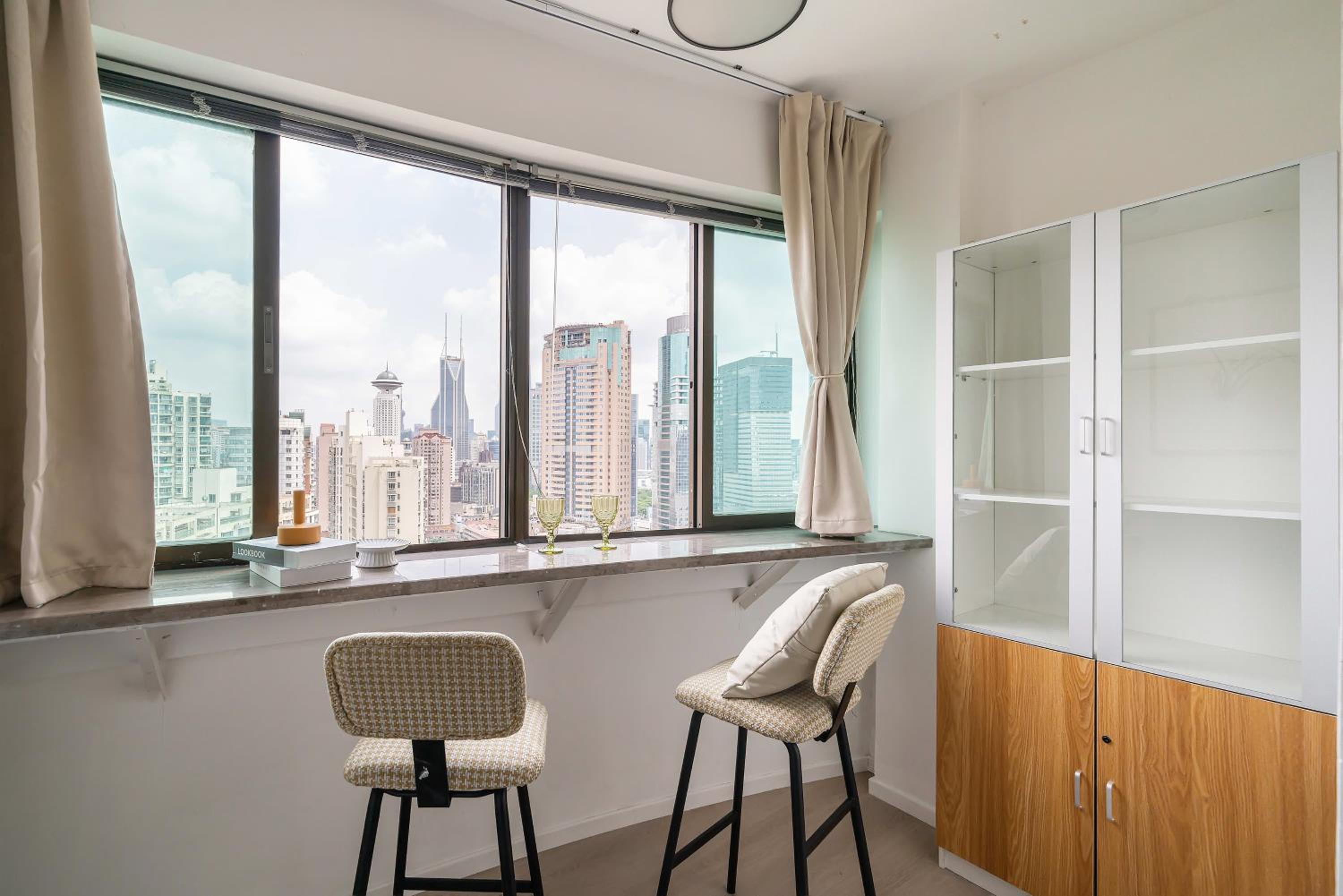 Yi Du Home with City View - Family Suite 500m to Nanjing West Rd Near People's Square -Credit Cards Accepted