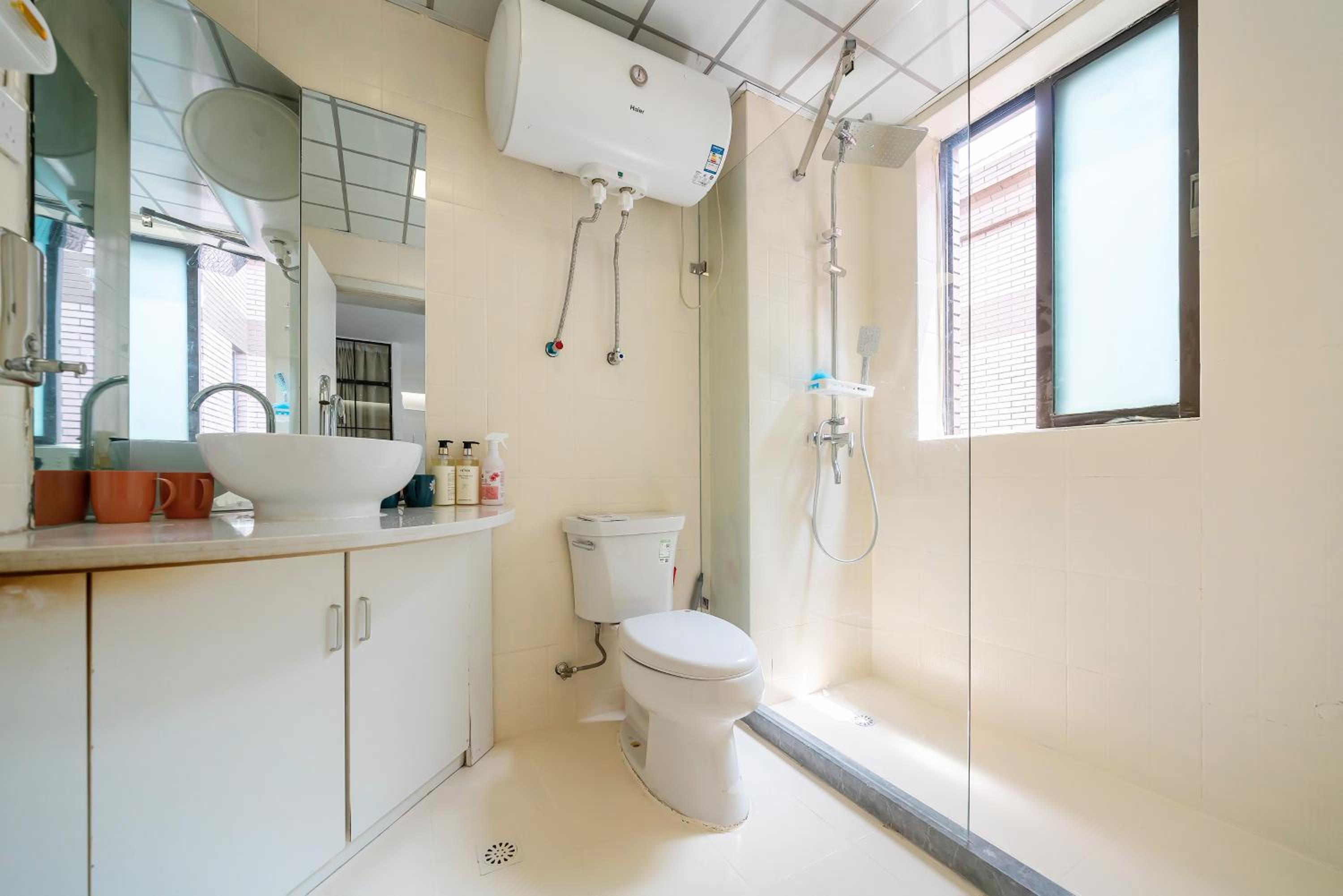 Yi Du Home with City View - Family Suite 500m to Nanjing West Rd Near People's Square -Credit Cards Accepted