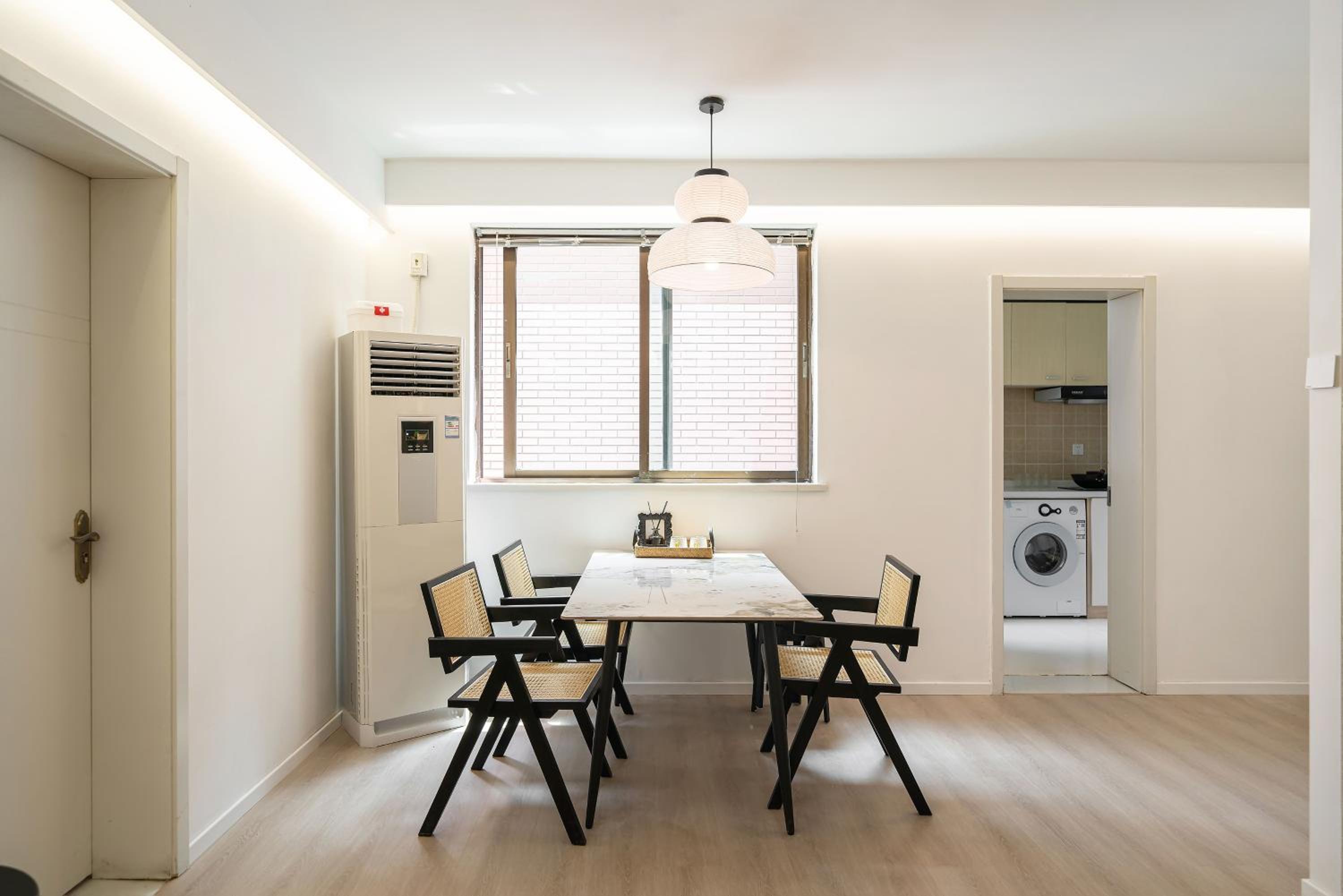 Yi Du Home with City View - Family Suite 500m to Nanjing West Rd Near People's Square -Credit Cards Accepted
