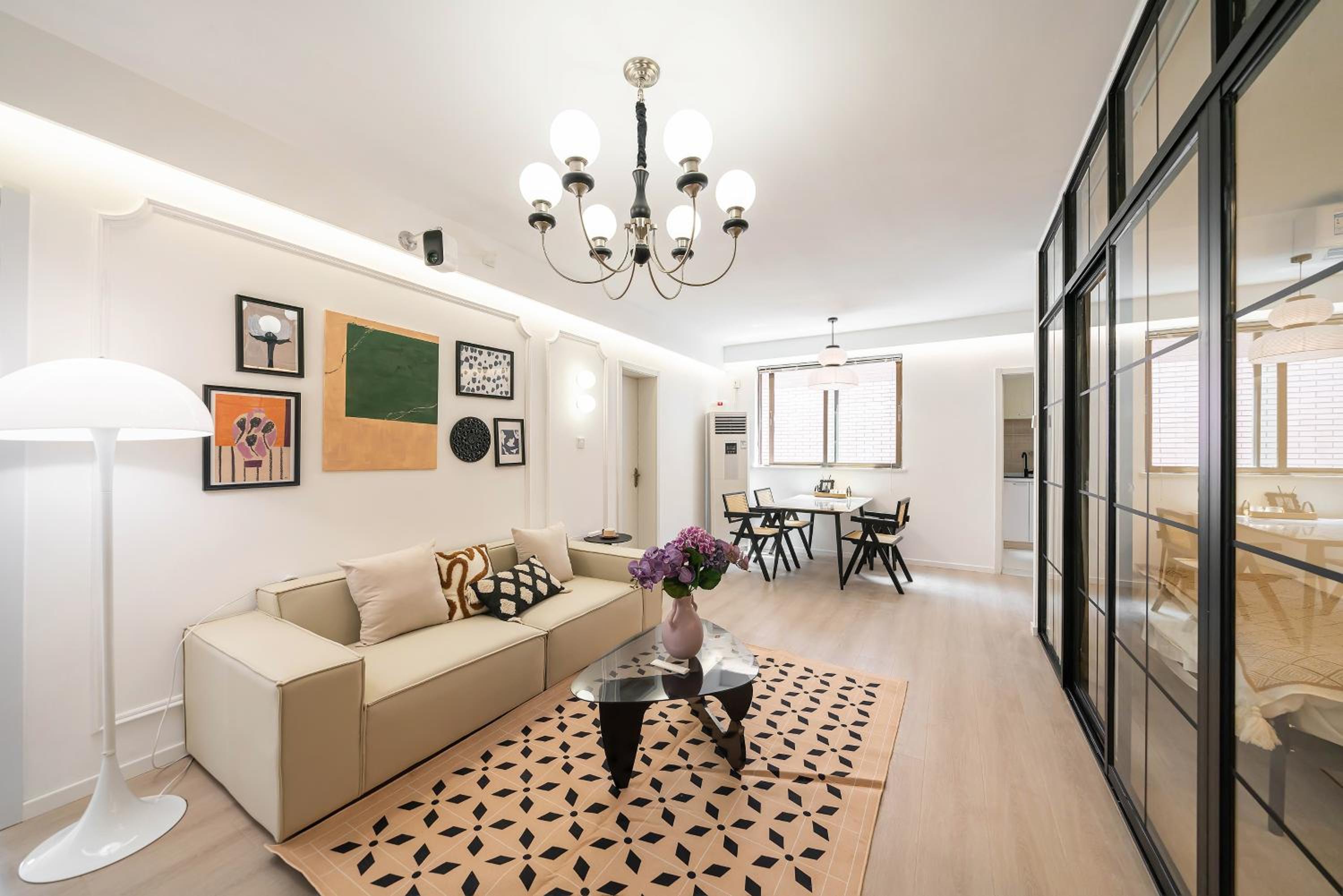 Yi Du Home with City View - Family Suite 500m to Nanjing West Rd Near People's Square -Credit Cards Accepted
