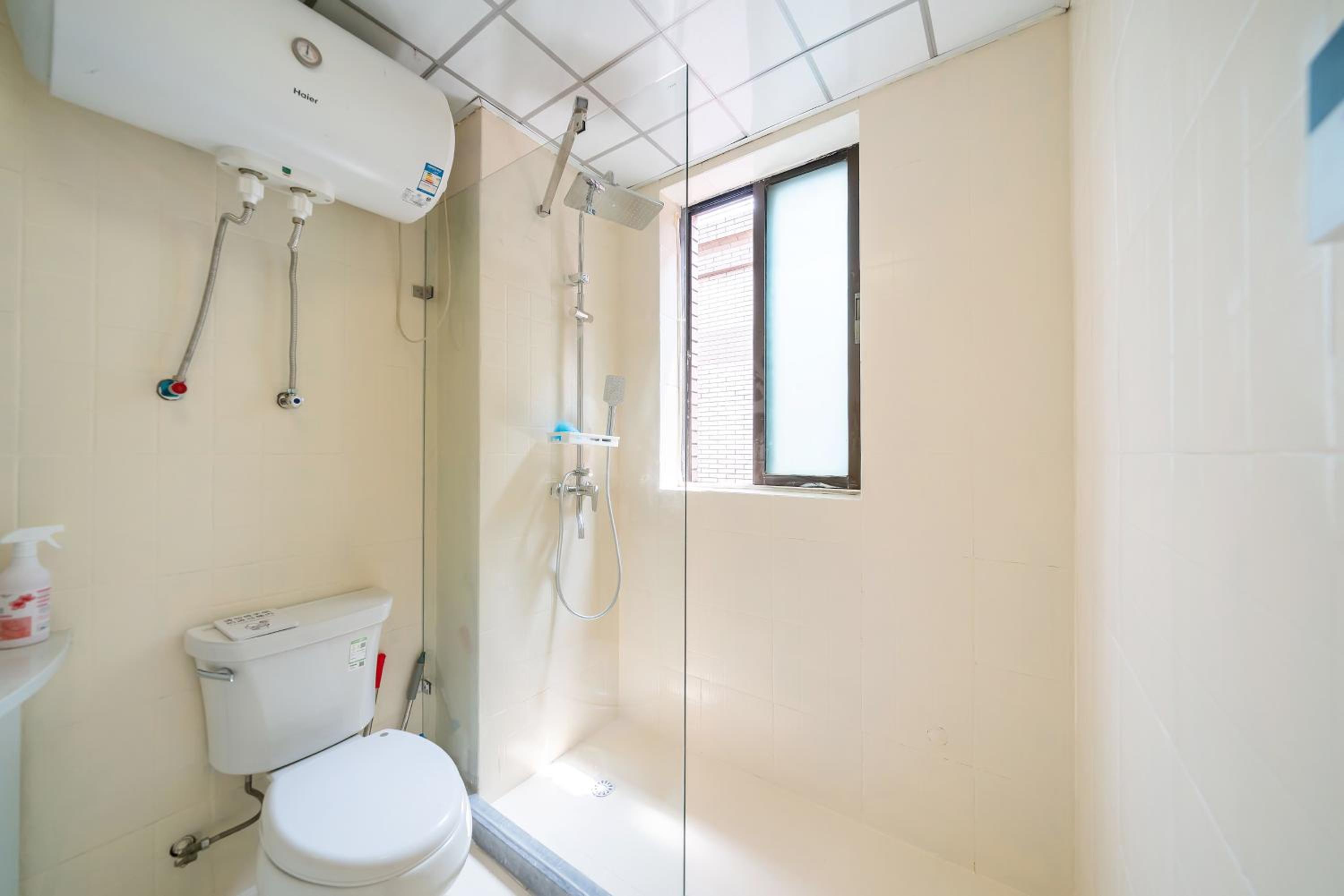 Yi Du Home with City View - Family Suite 500m to Nanjing West Rd Near People's Square -Credit Cards Accepted