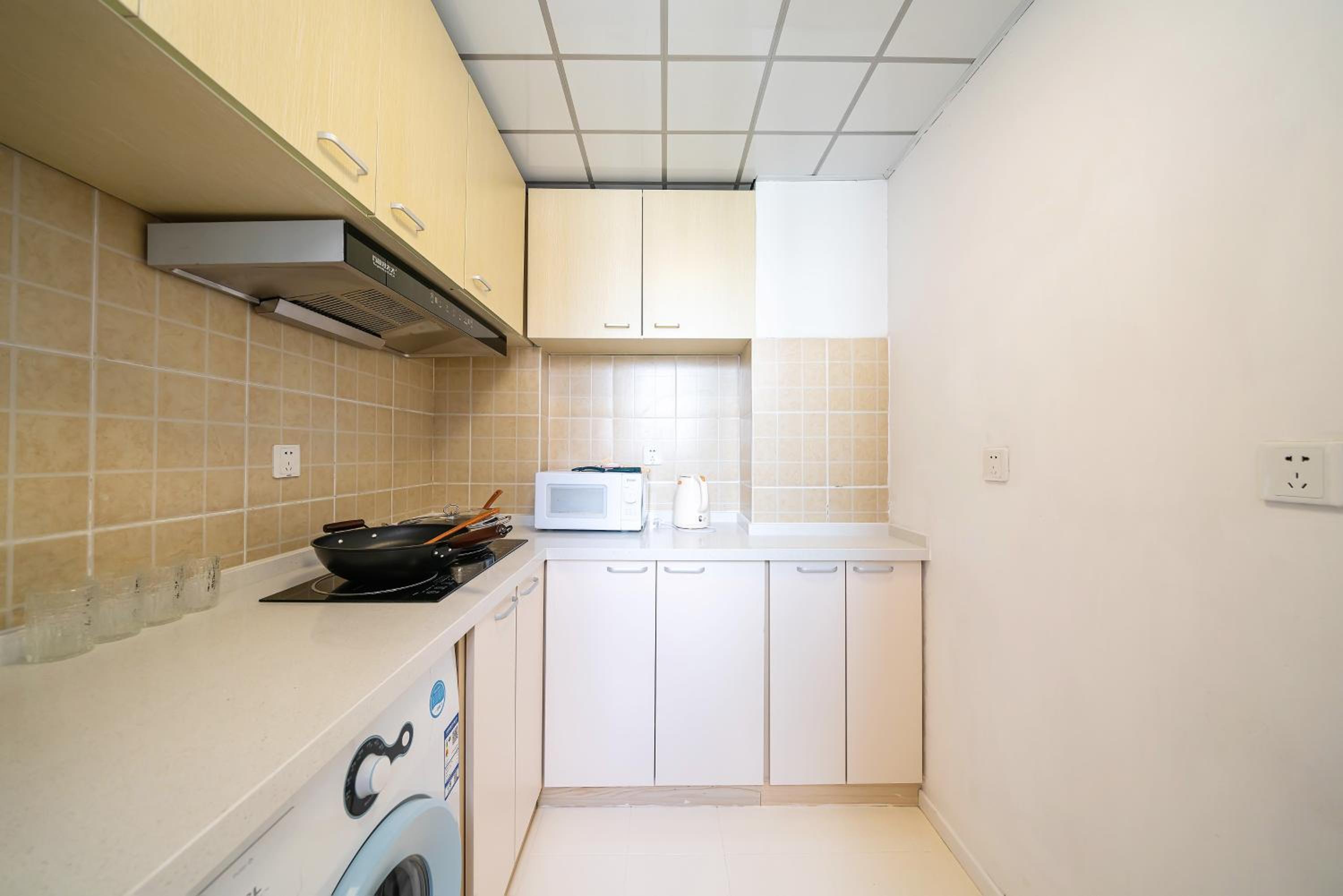 Yi Du Home with City View - Family Suite 500m to Nanjing West Rd Near People's Square -Credit Cards Accepted