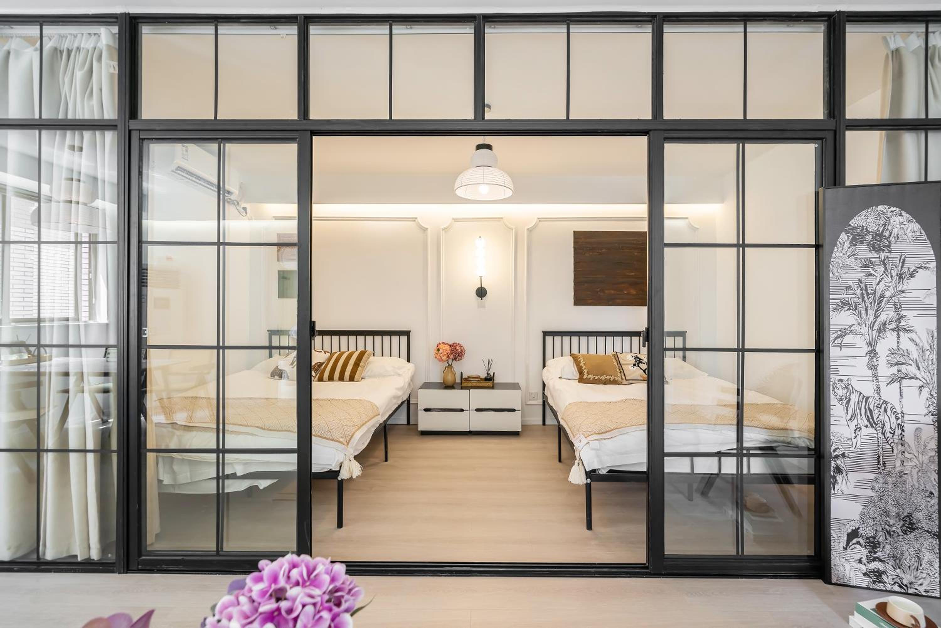 Yi Du Home with City View - Family Suite 500m to Nanjing West Rd Near People's Square -Credit Cards Accepted