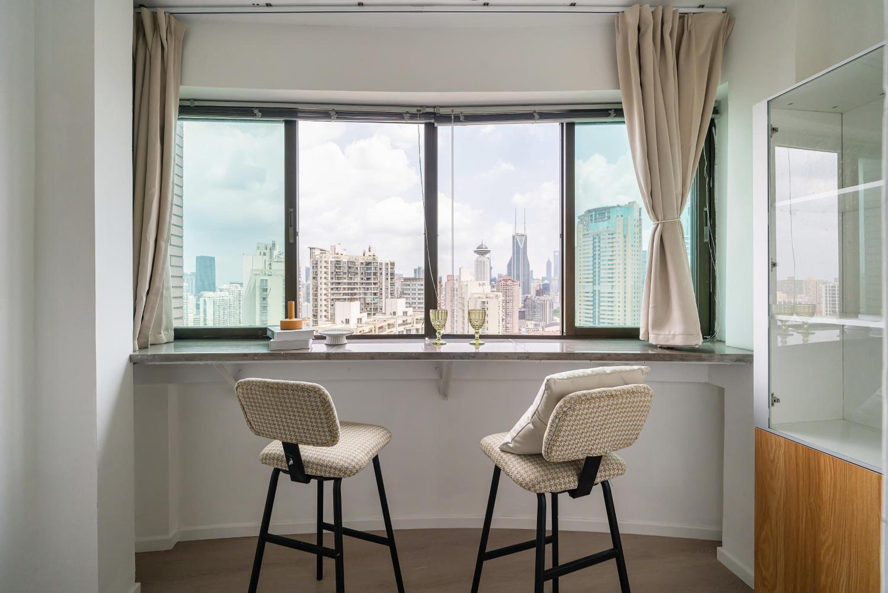 Yi Du Home with City View - Family Suite 500m to Nanjing West Rd Near People's Square -Credit Cards Accepted