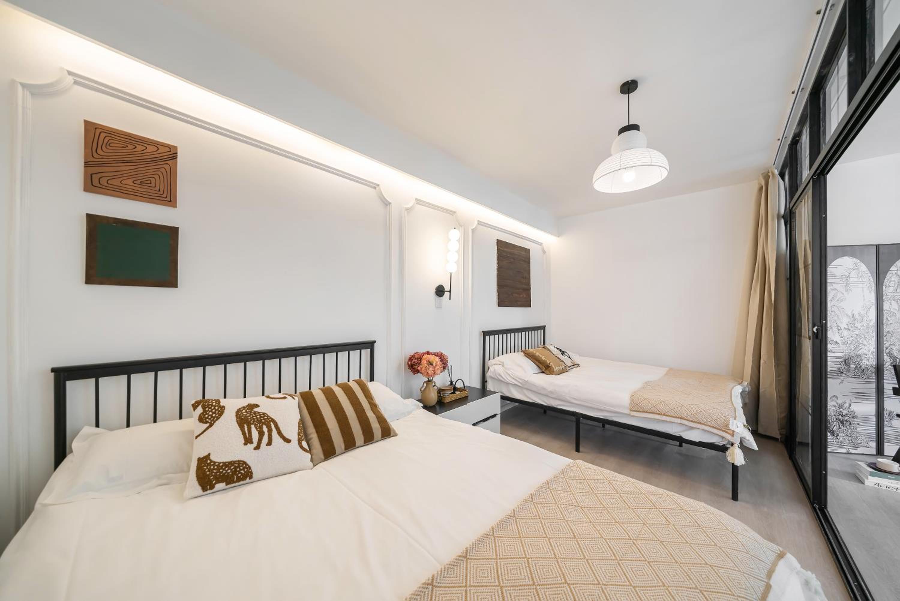 Yi Du Home with City View - Family Suite 500m to Nanjing West Rd Near People's Square -Credit Cards Accepted