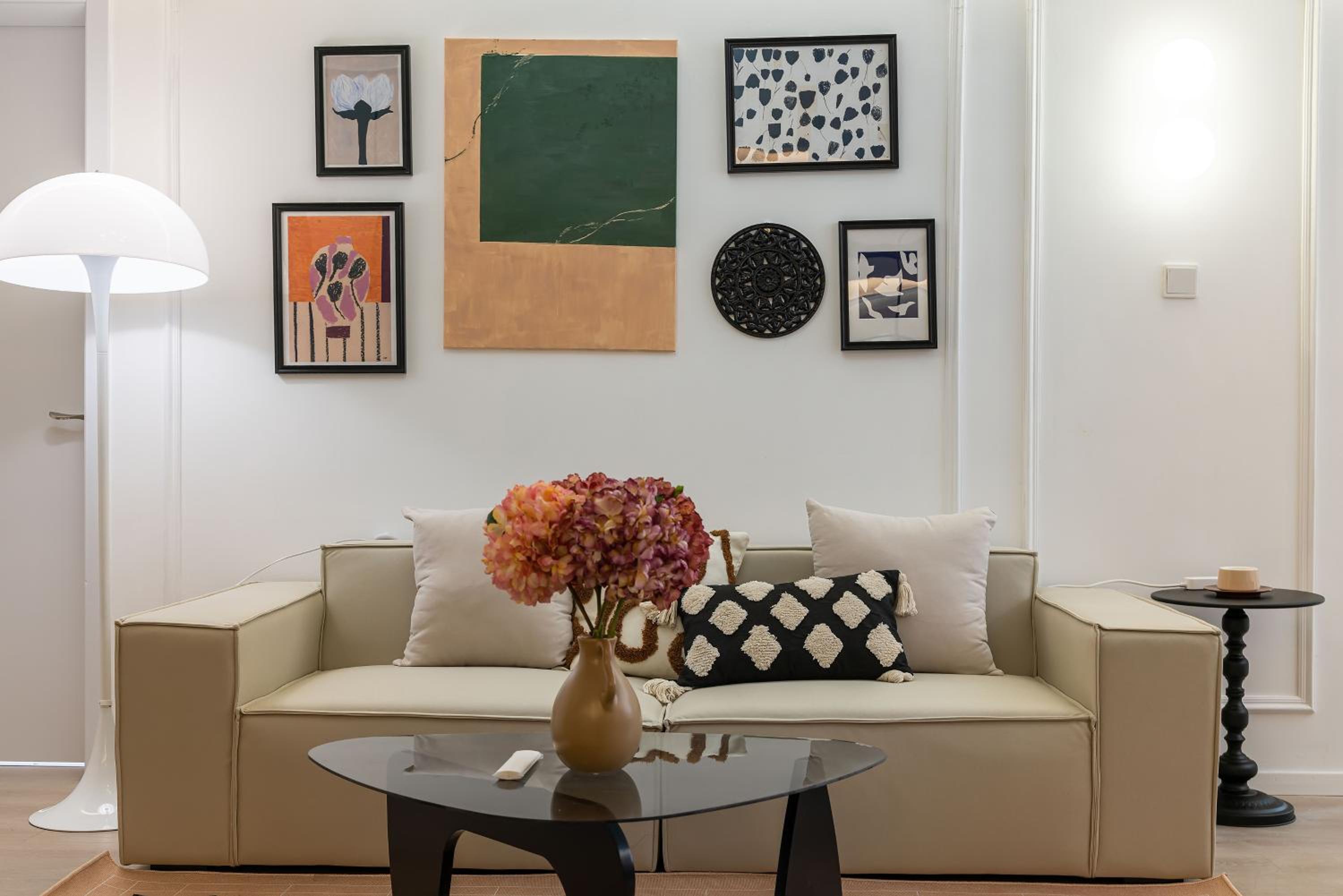Yi Du Home with City View - Family Suite 500m to Nanjing West Rd Near People's Square -Credit Cards Accepted