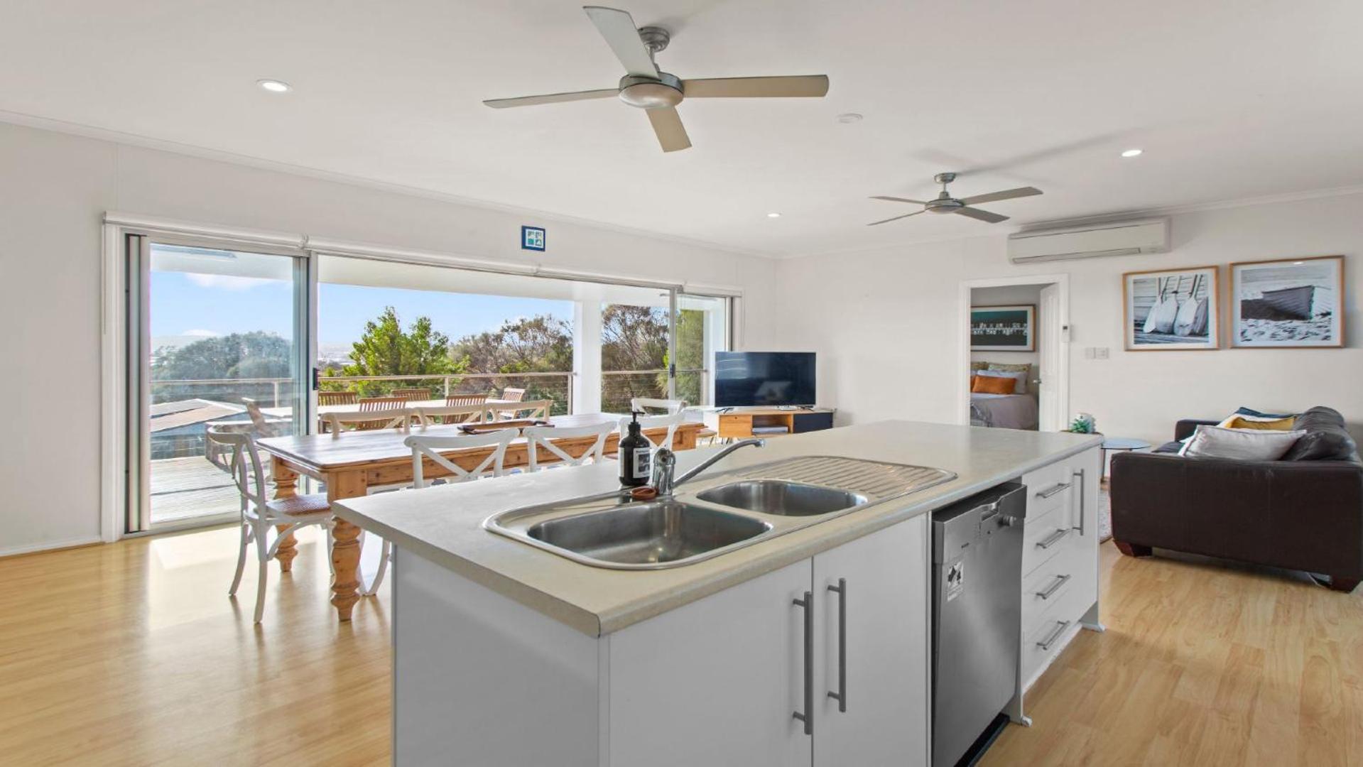 Endeavour View Is A Fantastic - A Modern, 4 Bedroom Holiday Home