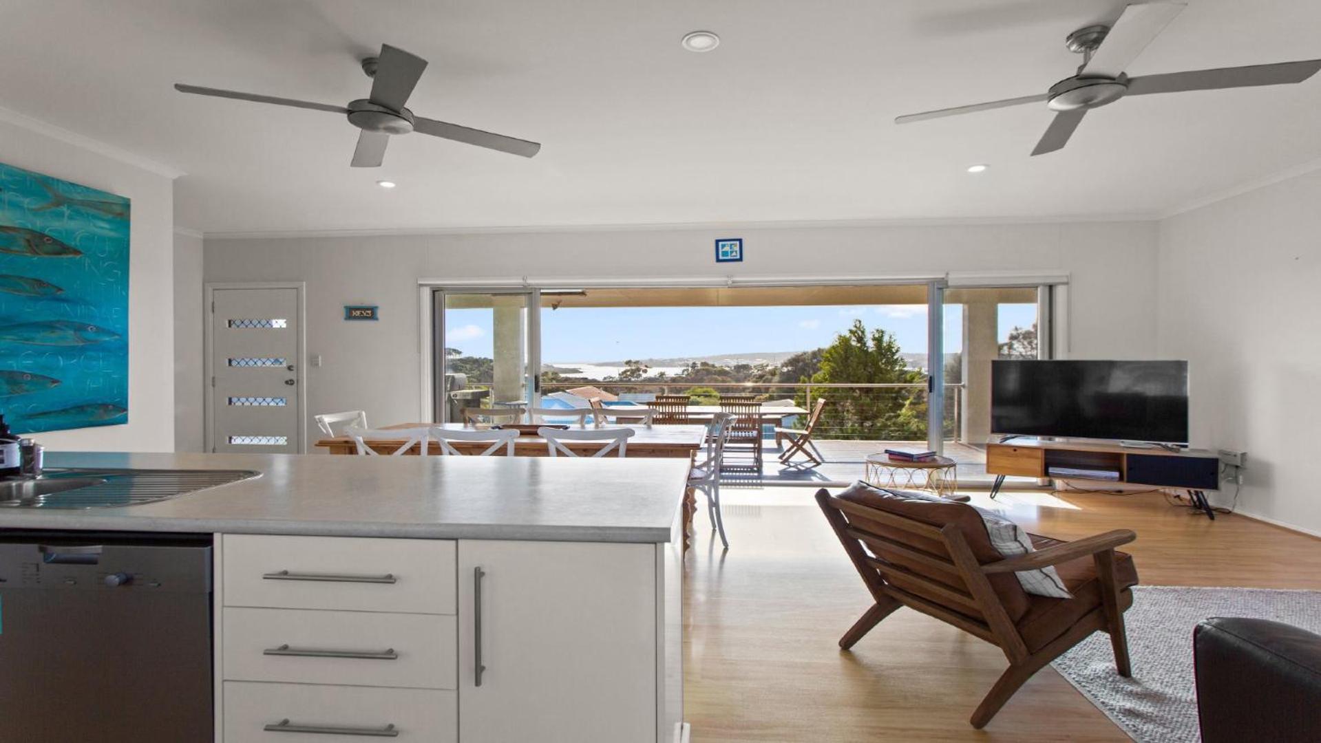 Endeavour View Is A Fantastic - A Modern, 4 Bedroom Holiday Home