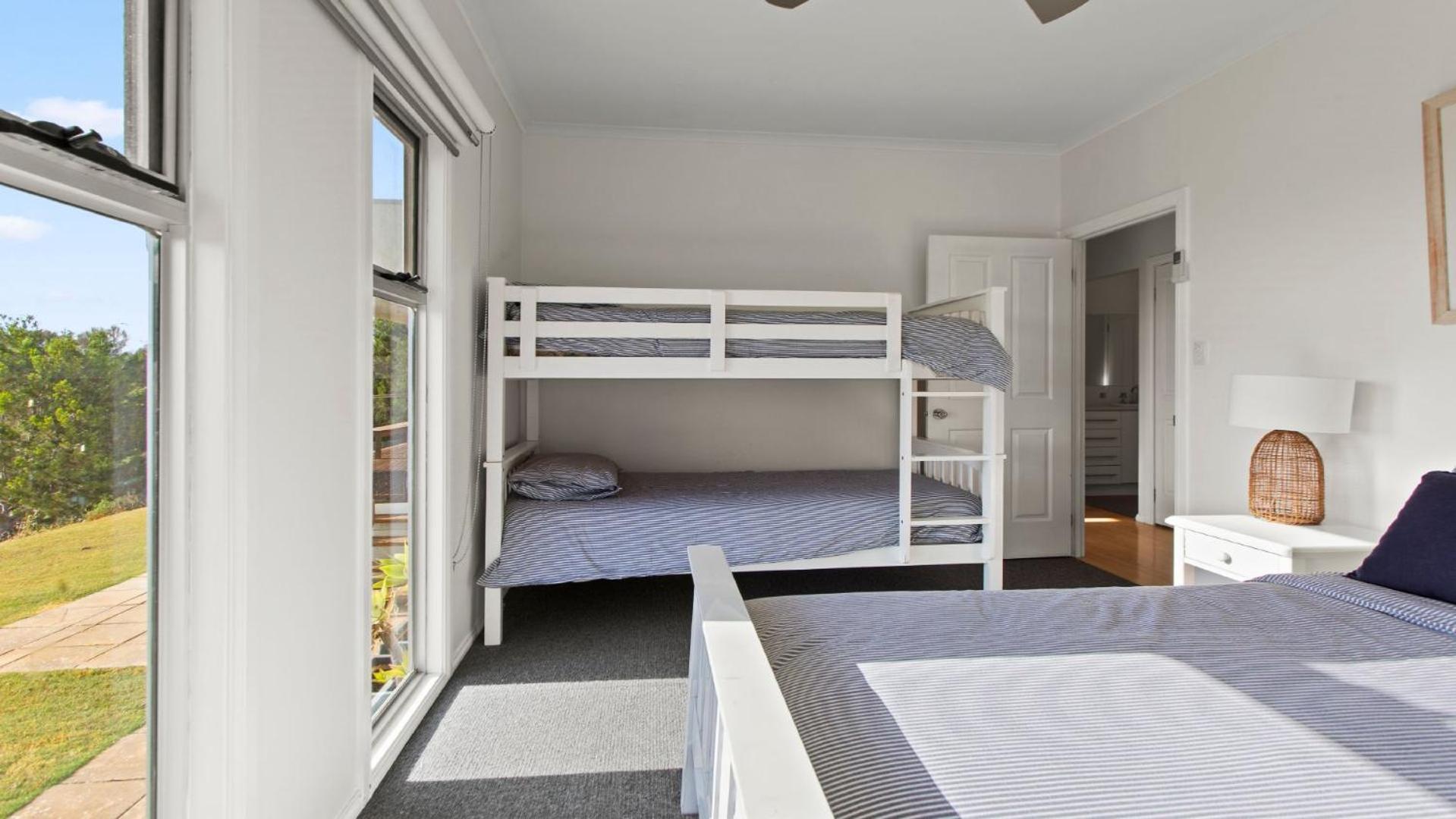 Endeavour View Is A Fantastic - A Modern, 4 Bedroom Holiday Home