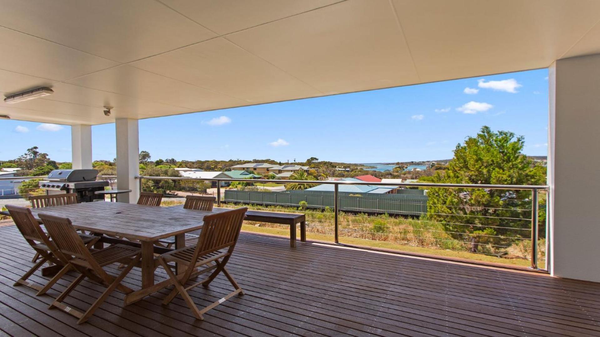 Endeavour View Is A Fantastic - A Modern, 4 Bedroom Holiday Home