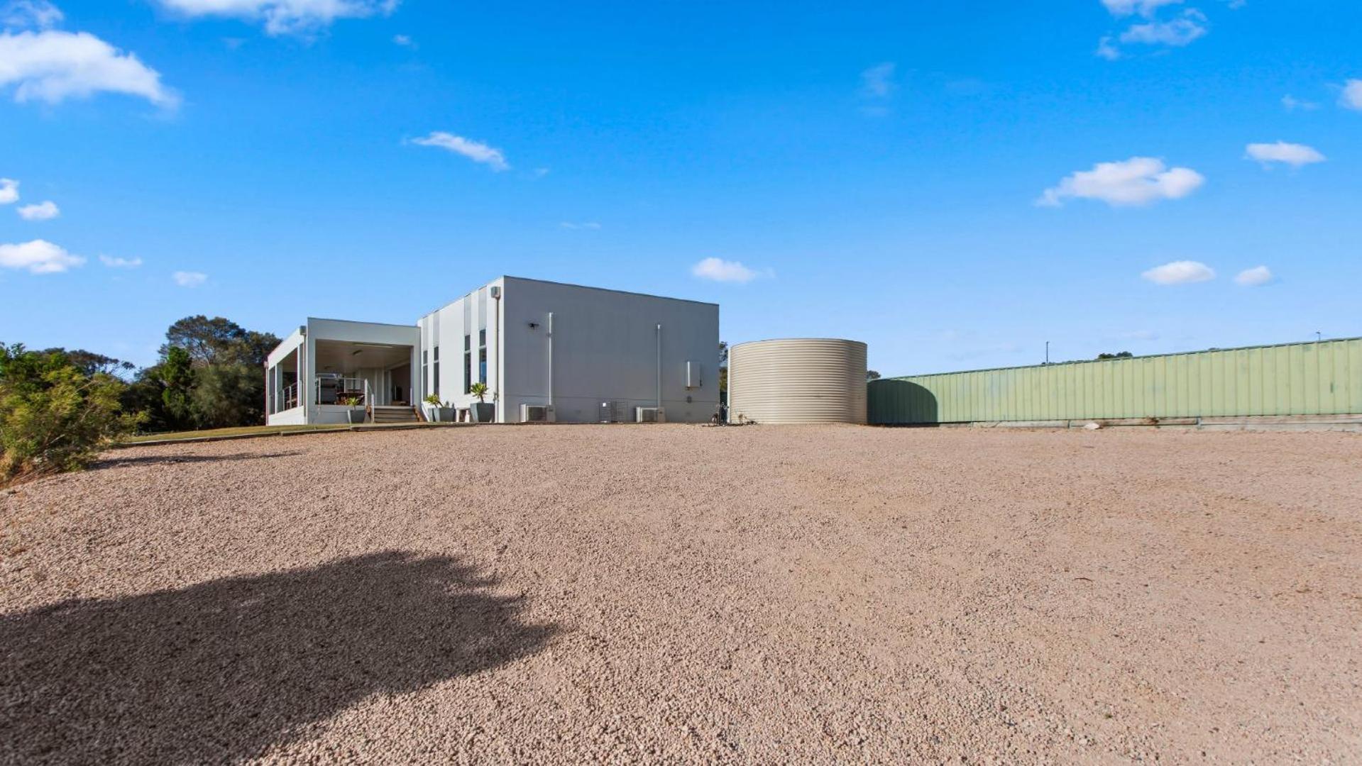 Endeavour View Is A Fantastic - A Modern, 4 Bedroom Holiday Home