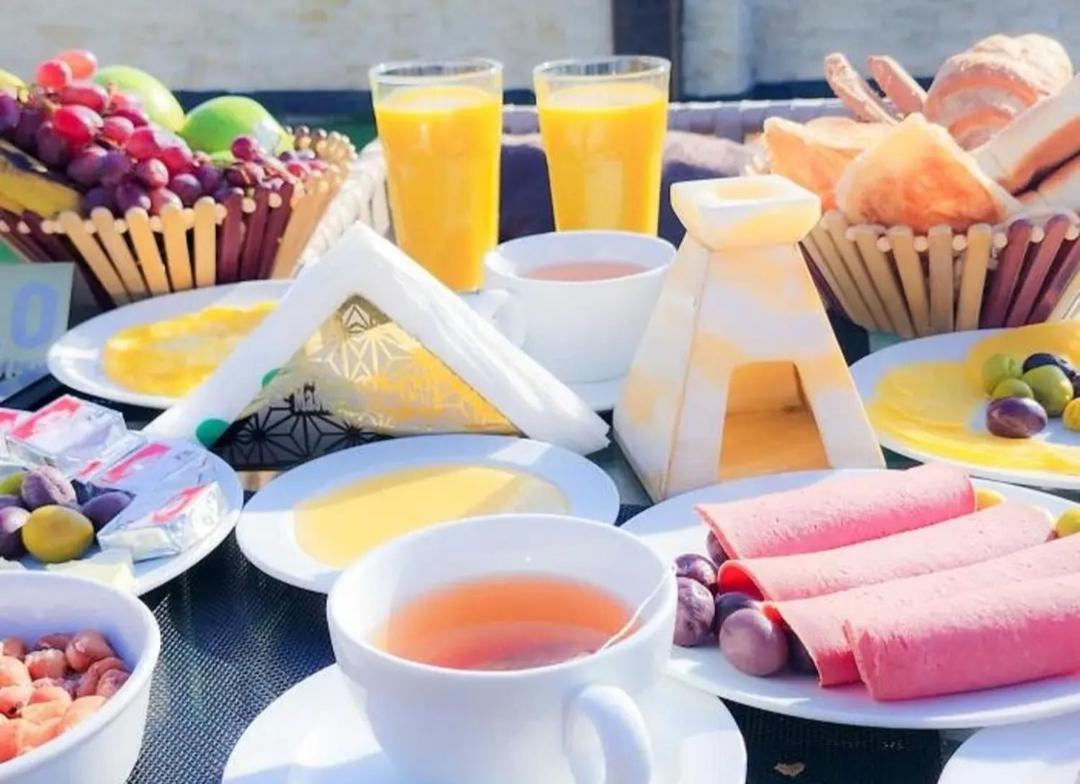 Hotel Best four pyramids view - Image 1