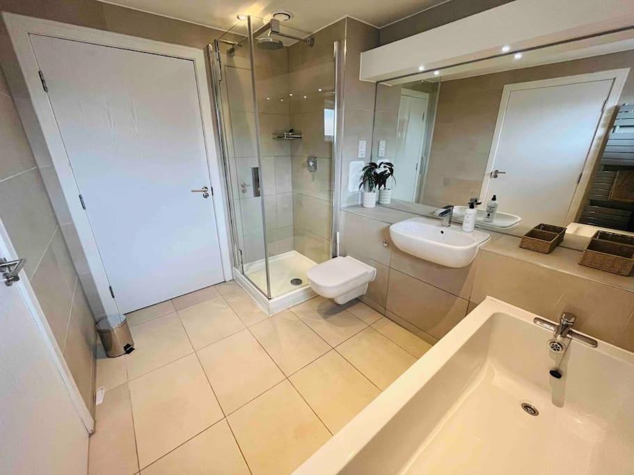 Gorgeous central 3 bed house free parking & garden view 4