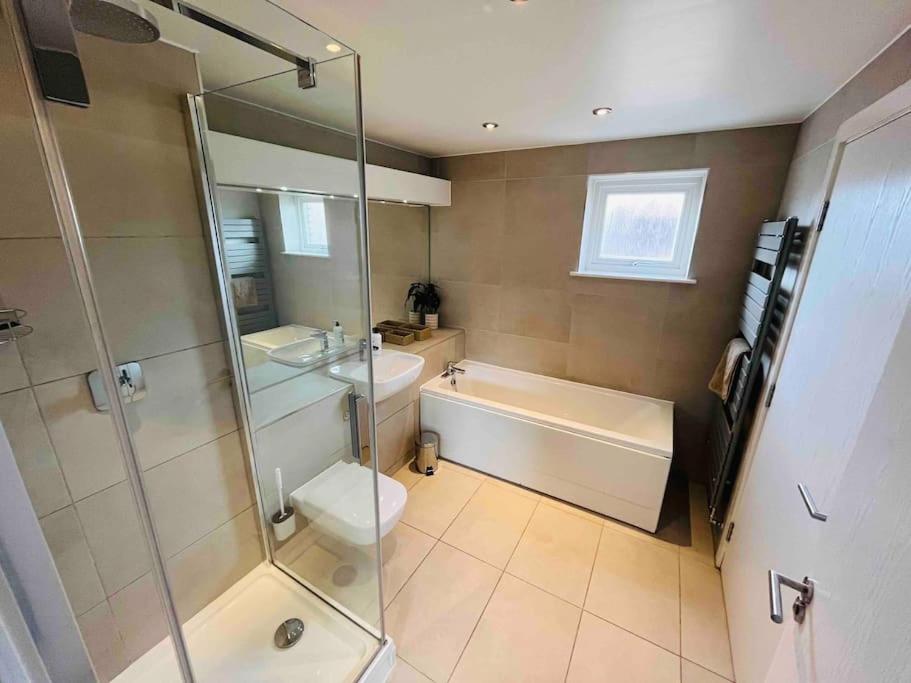 Gorgeous central 3 bed house free parking & garden view 5