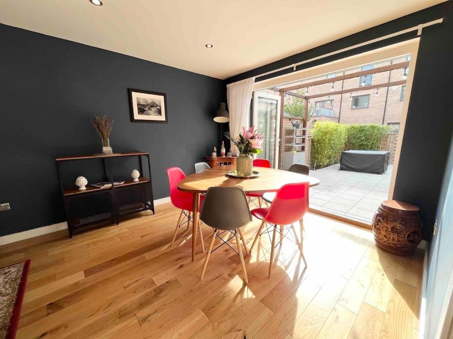 Gorgeous central 3 bed house free parking & garden view 3