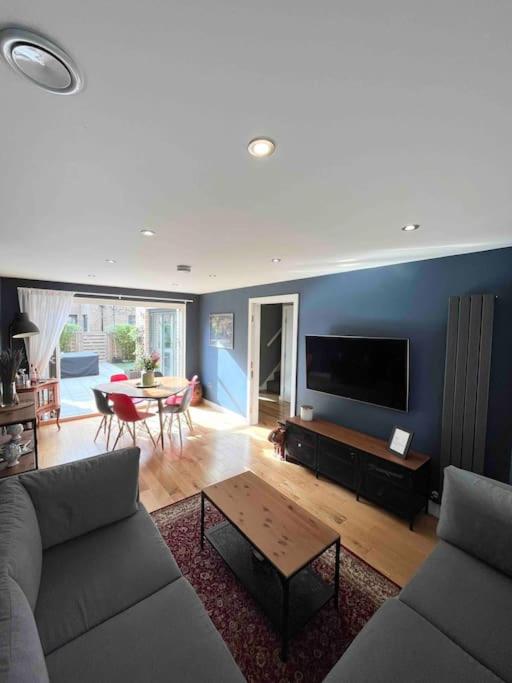 Gorgeous central 3 bed house free parking & garden view 2