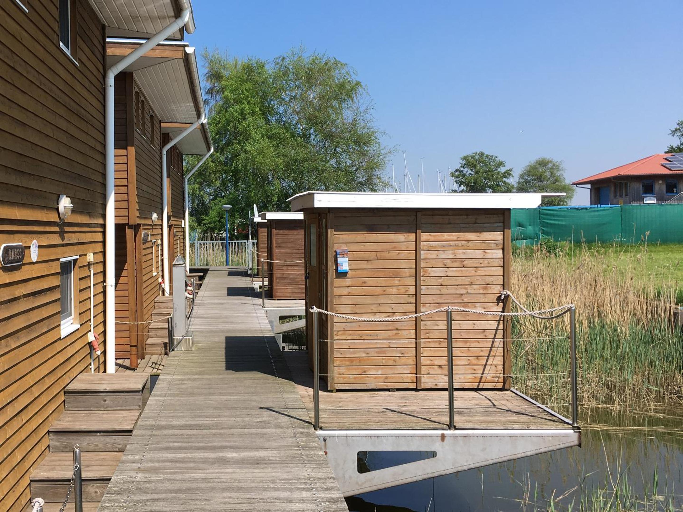 FLOATING HOUSES -
