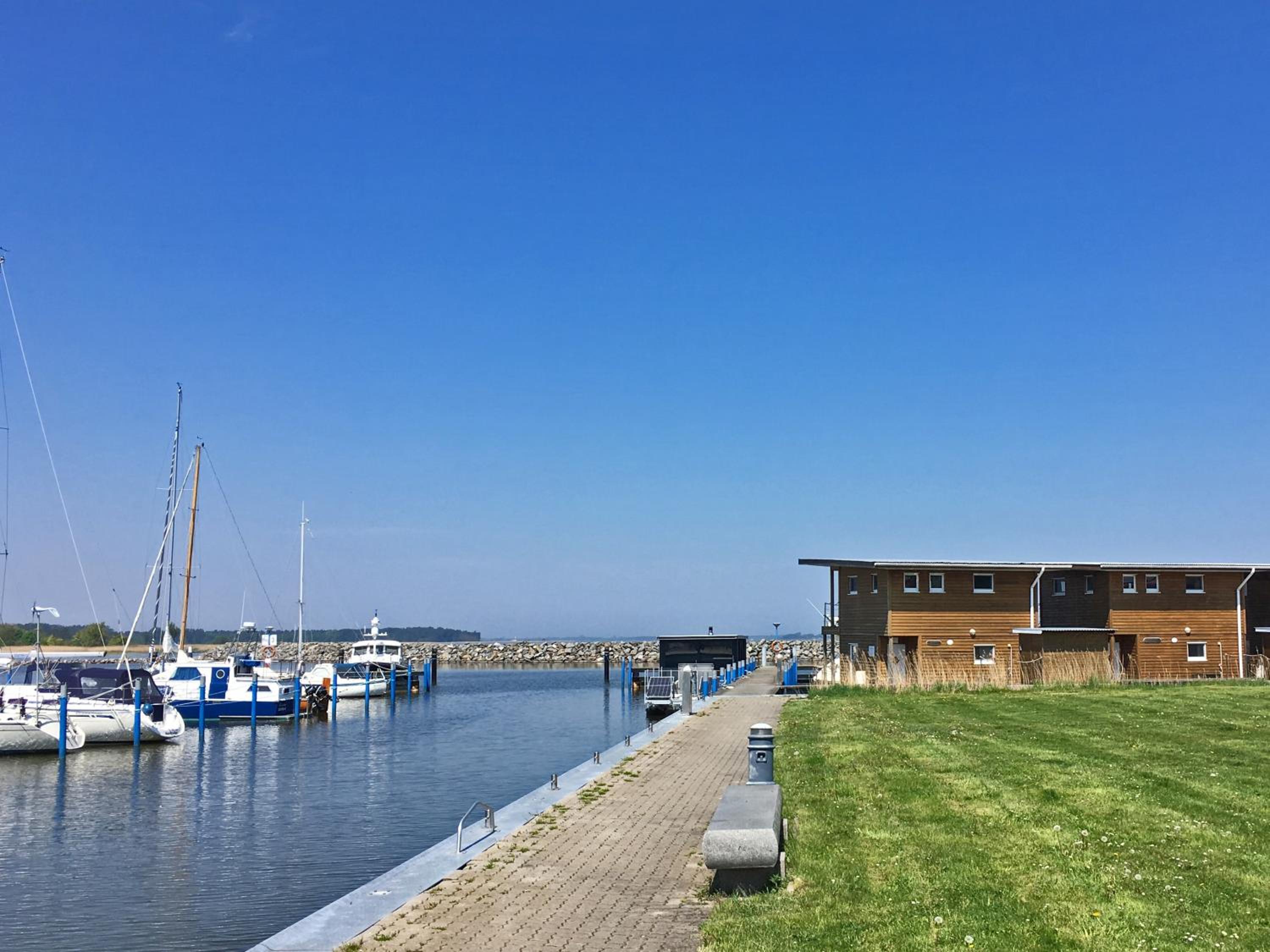FLOATING HOUSES -