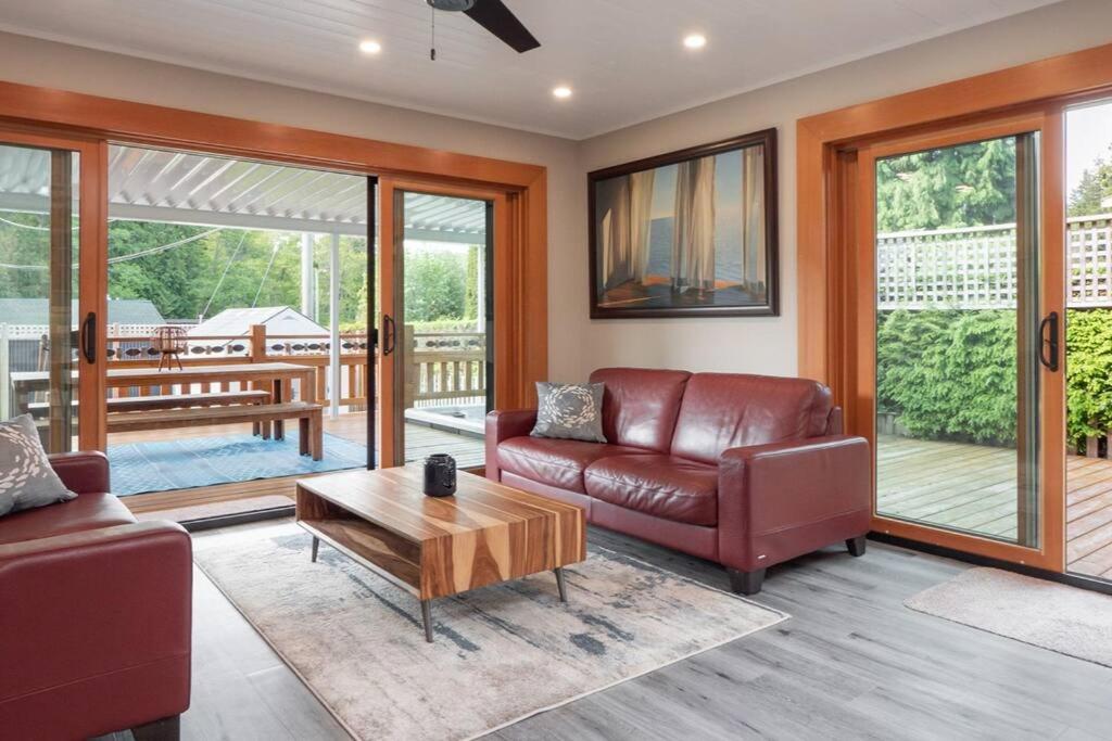 Tranquil private house w hot tub steps to beach.