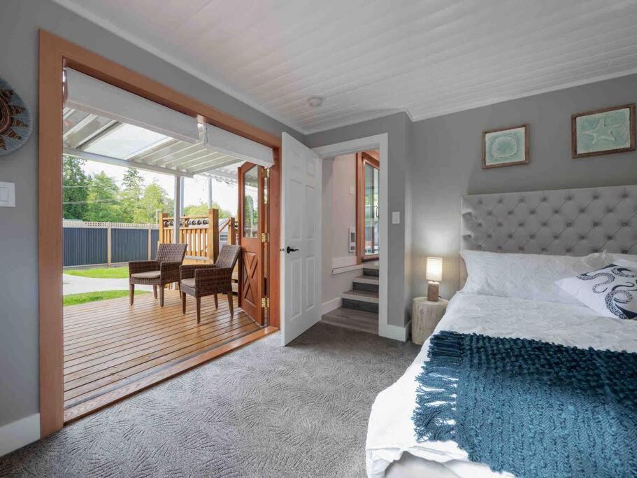 Tranquil private house w hot tub steps to beach.