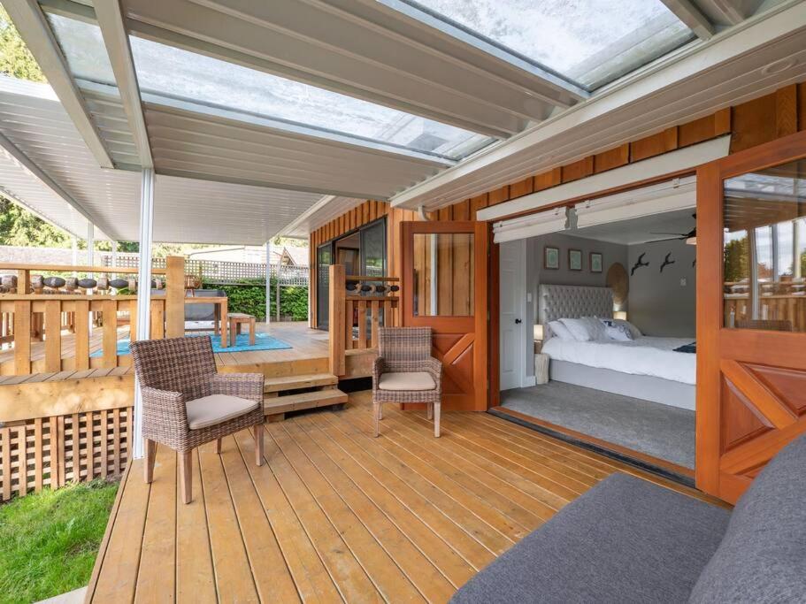 Tranquil private house w hot tub steps to beach.