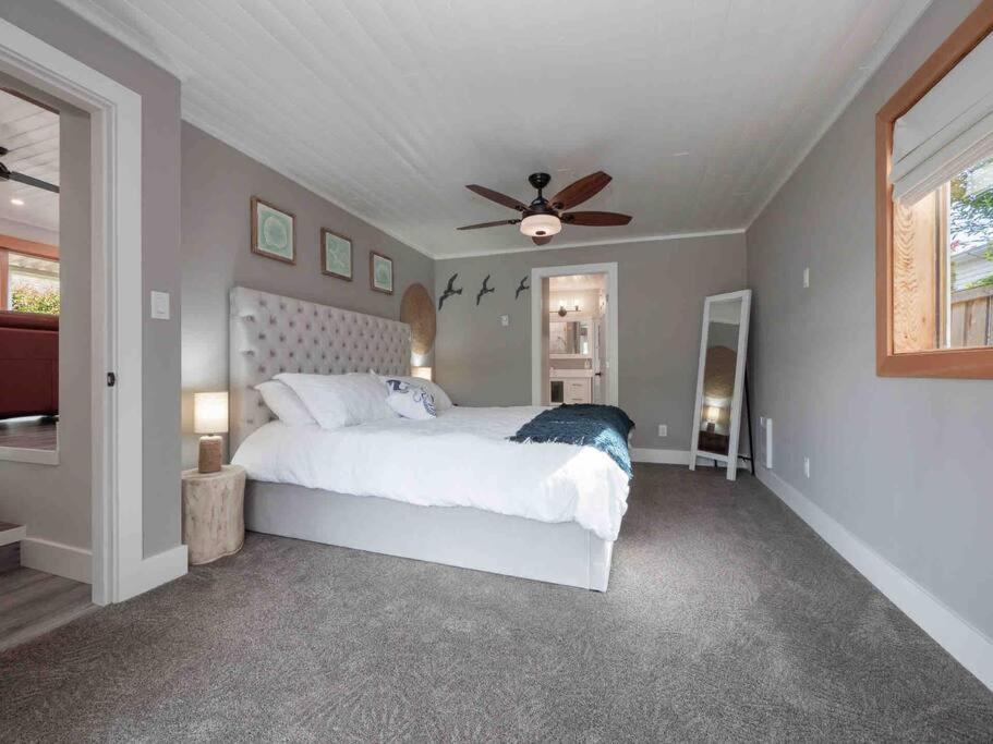 Tranquil private house w hot tub steps to beach.